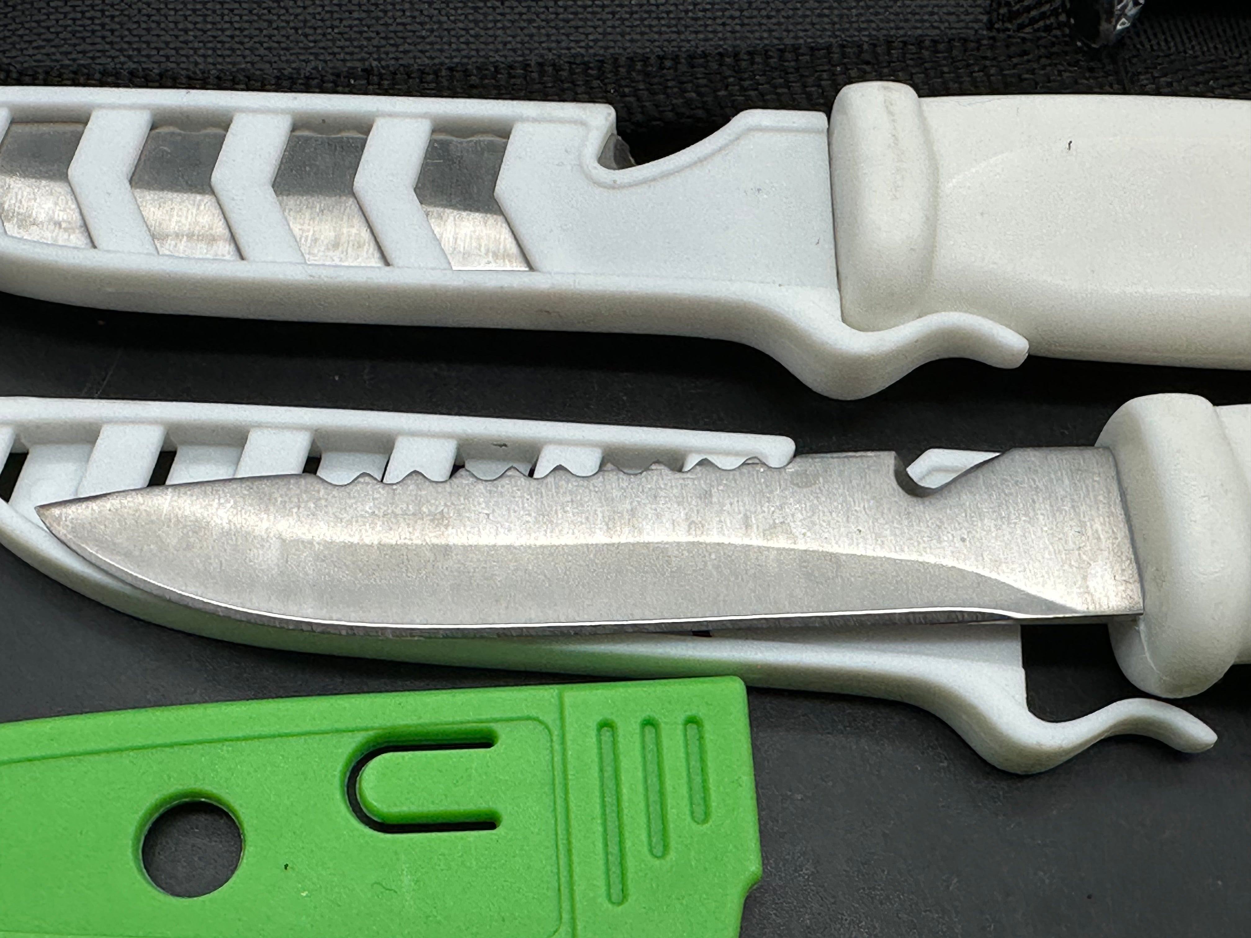 Bundle of 13 fixed blade knives