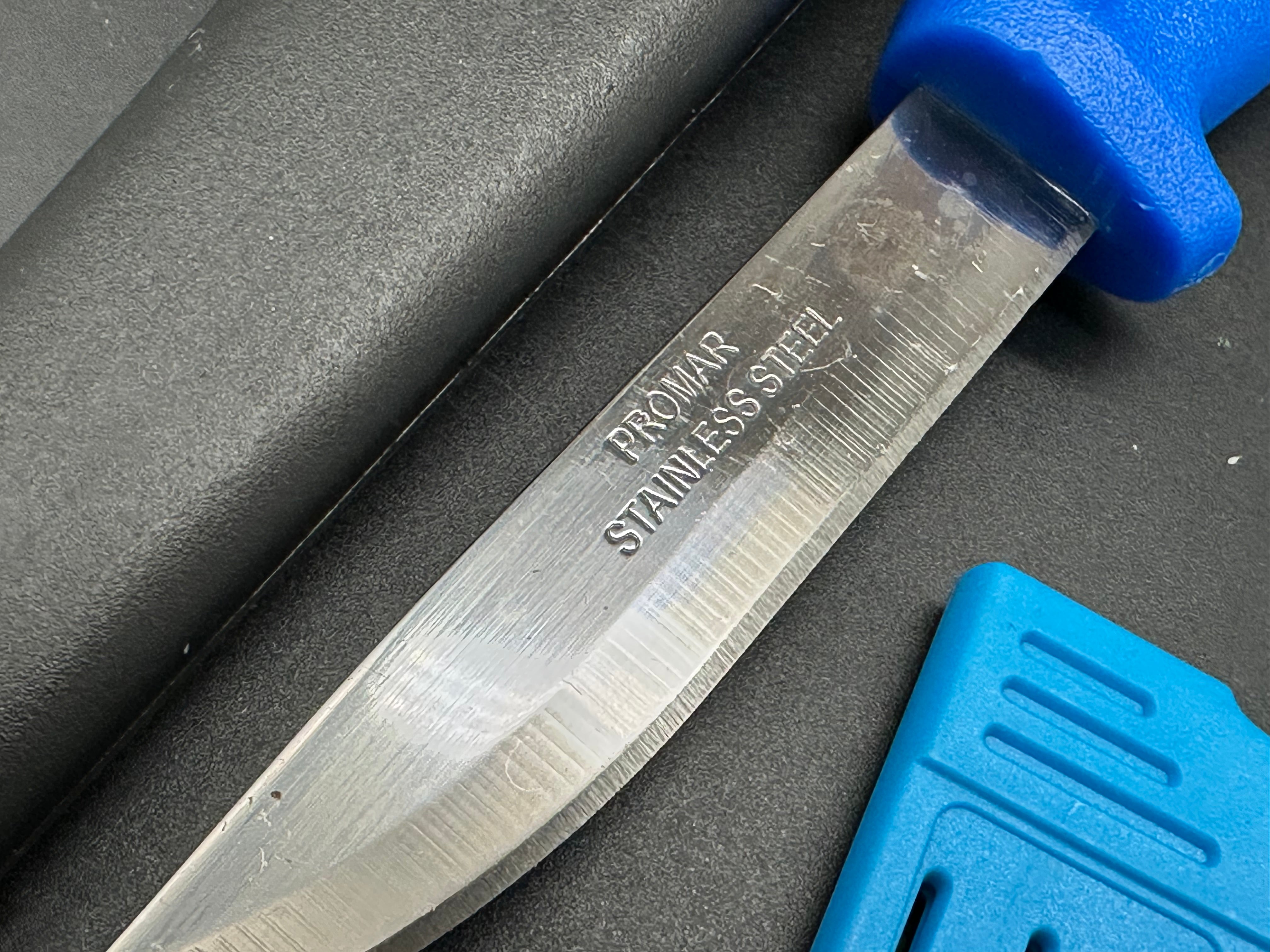 Bundle of 13 fixed blade knives