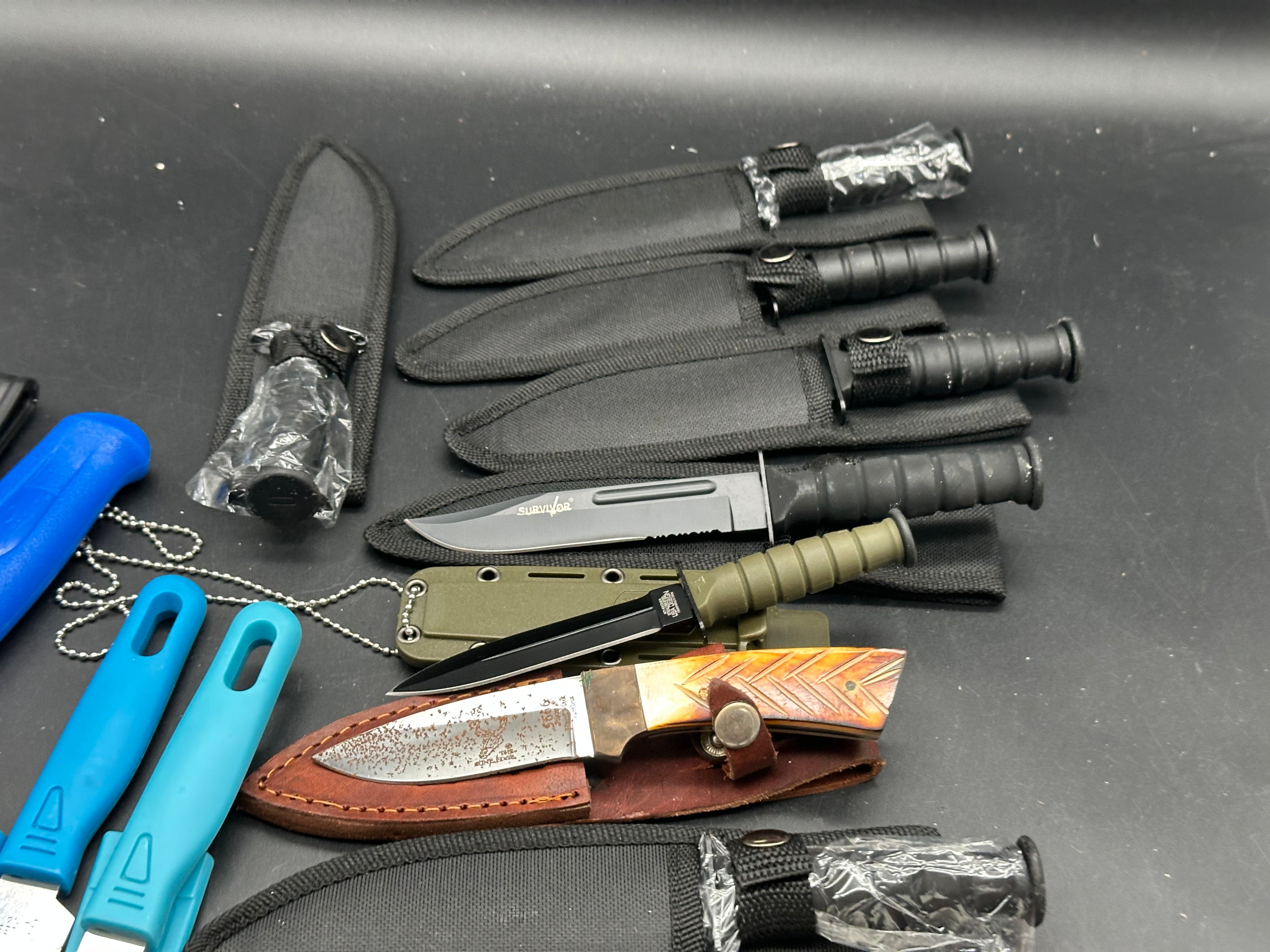 Bundle of 13 fixed blade knives