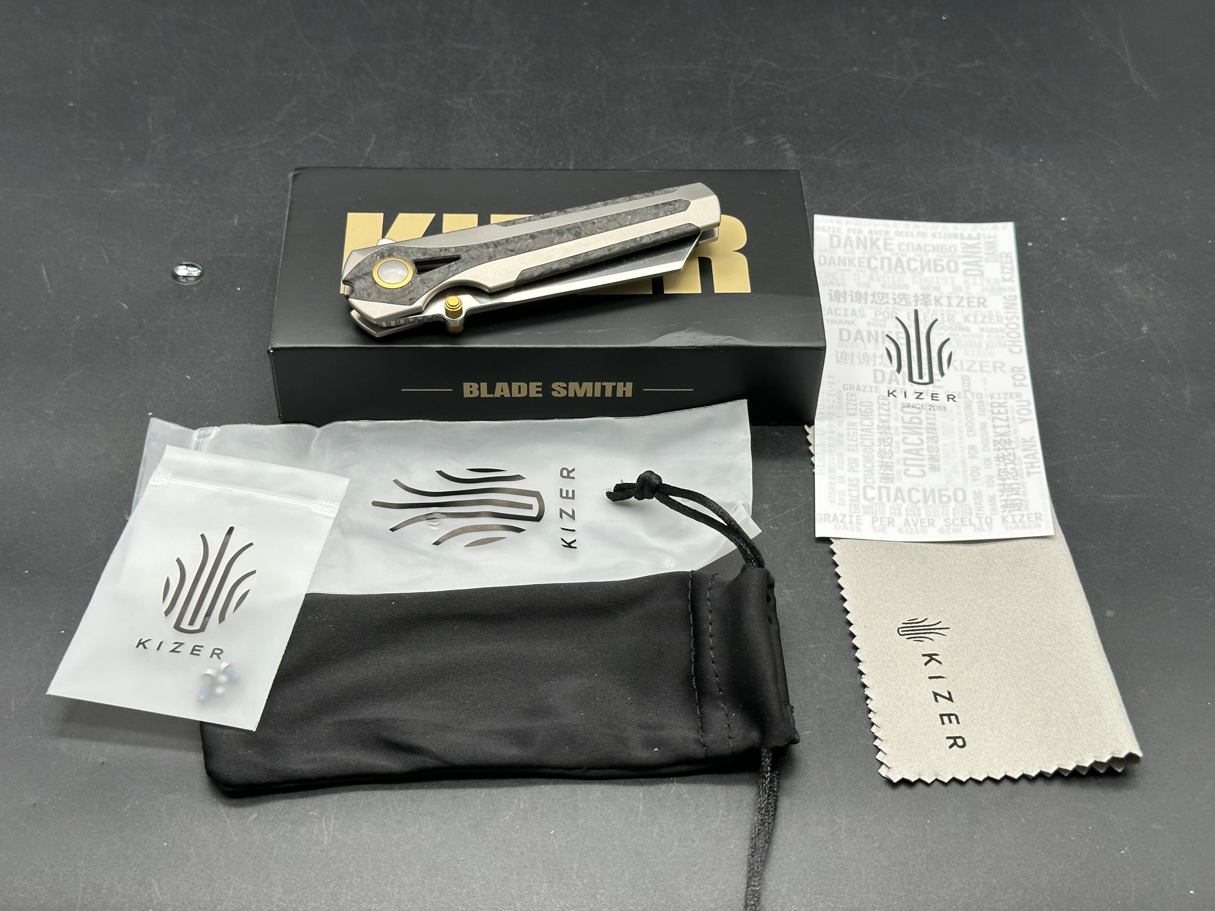 KIZER STAFF LIGHT GRAY TITANIUM/CARBON FIBER HANDLE S45VN