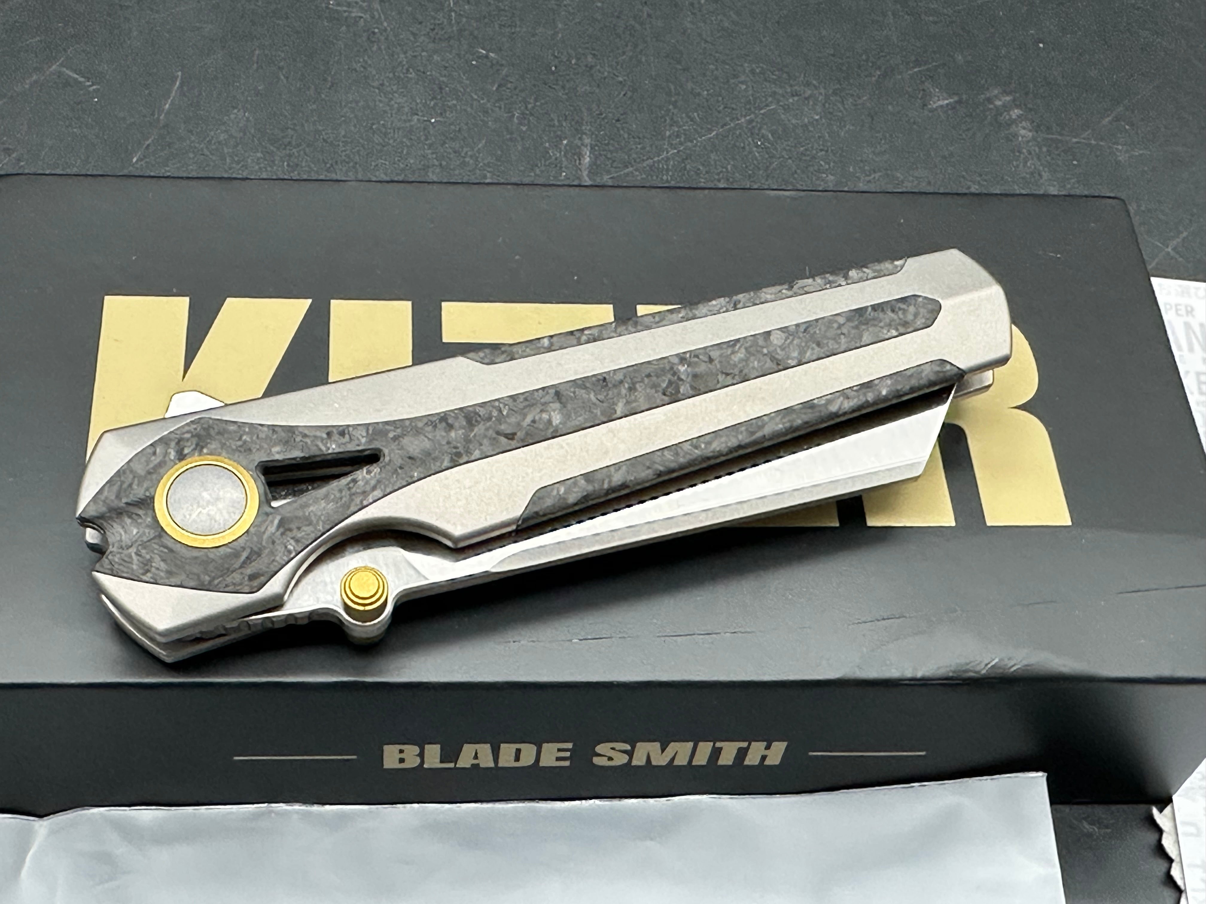 KIZER STAFF LIGHT GRAY TITANIUM/CARBON FIBER HANDLE S45VN