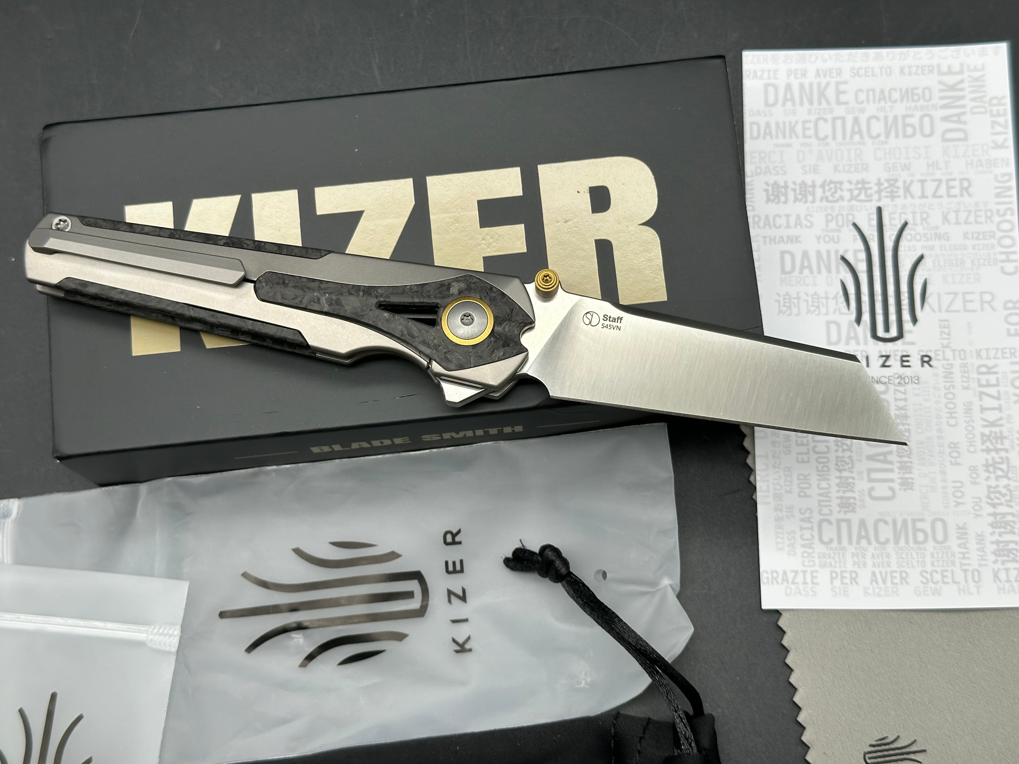 KIZER STAFF LIGHT GRAY TITANIUM/CARBON FIBER HANDLE S45VN