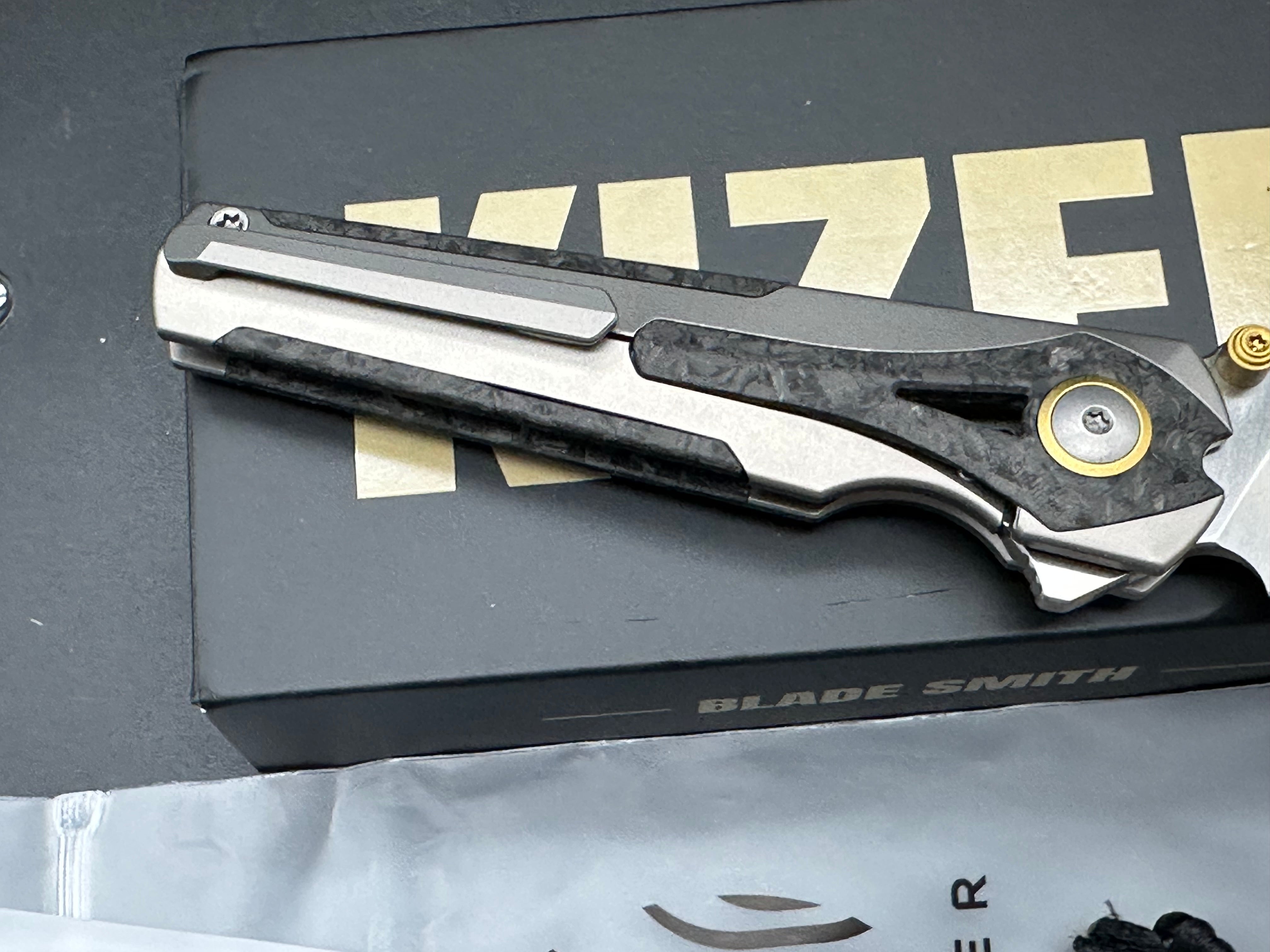 KIZER STAFF LIGHT GRAY TITANIUM/CARBON FIBER HANDLE S45VN