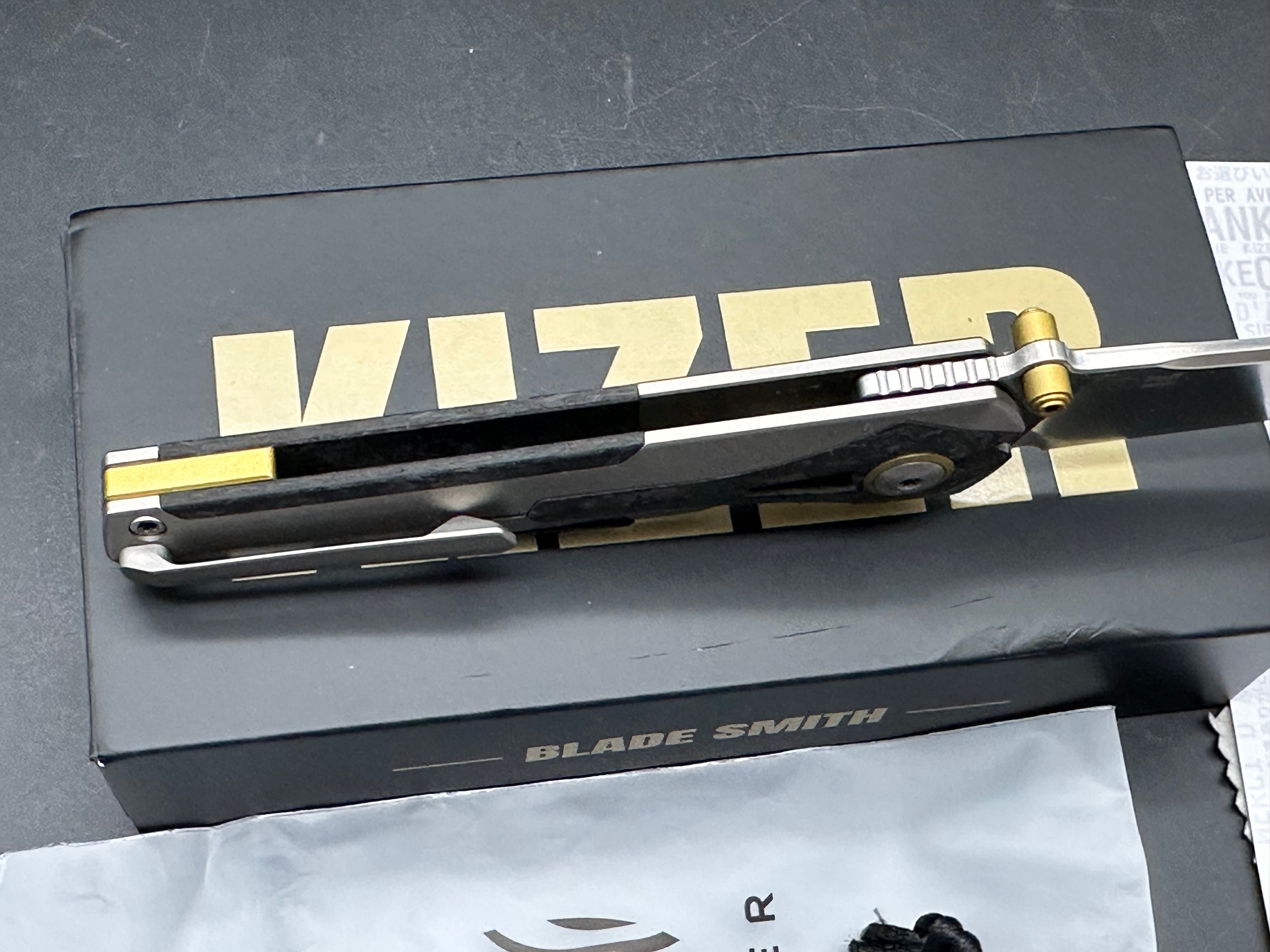 KIZER STAFF LIGHT GRAY TITANIUM/CARBON FIBER HANDLE S45VN