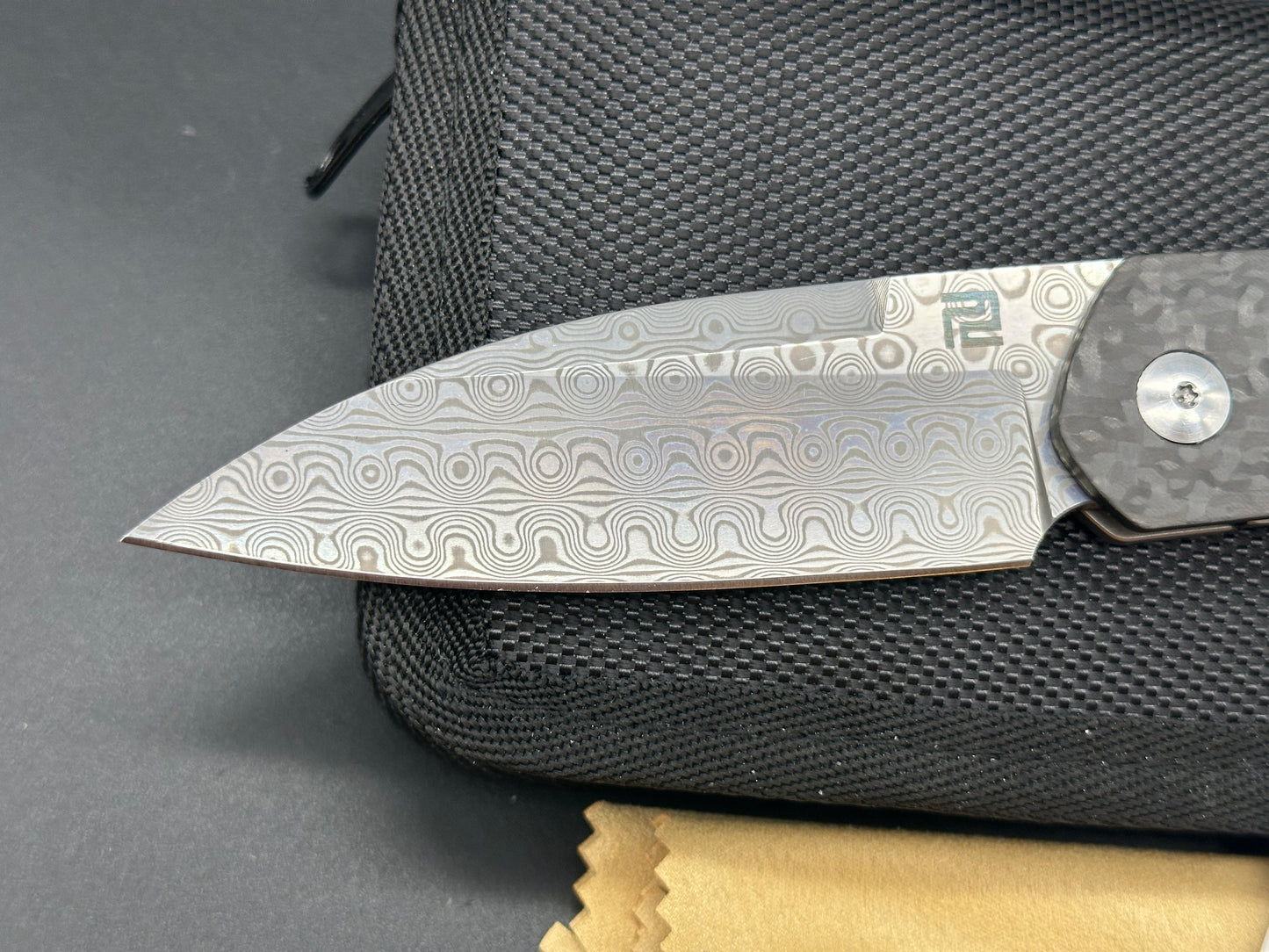 Artisan Cutlery Centauri Frame Lock knife Carbon Fiber (3.5 Damascus)