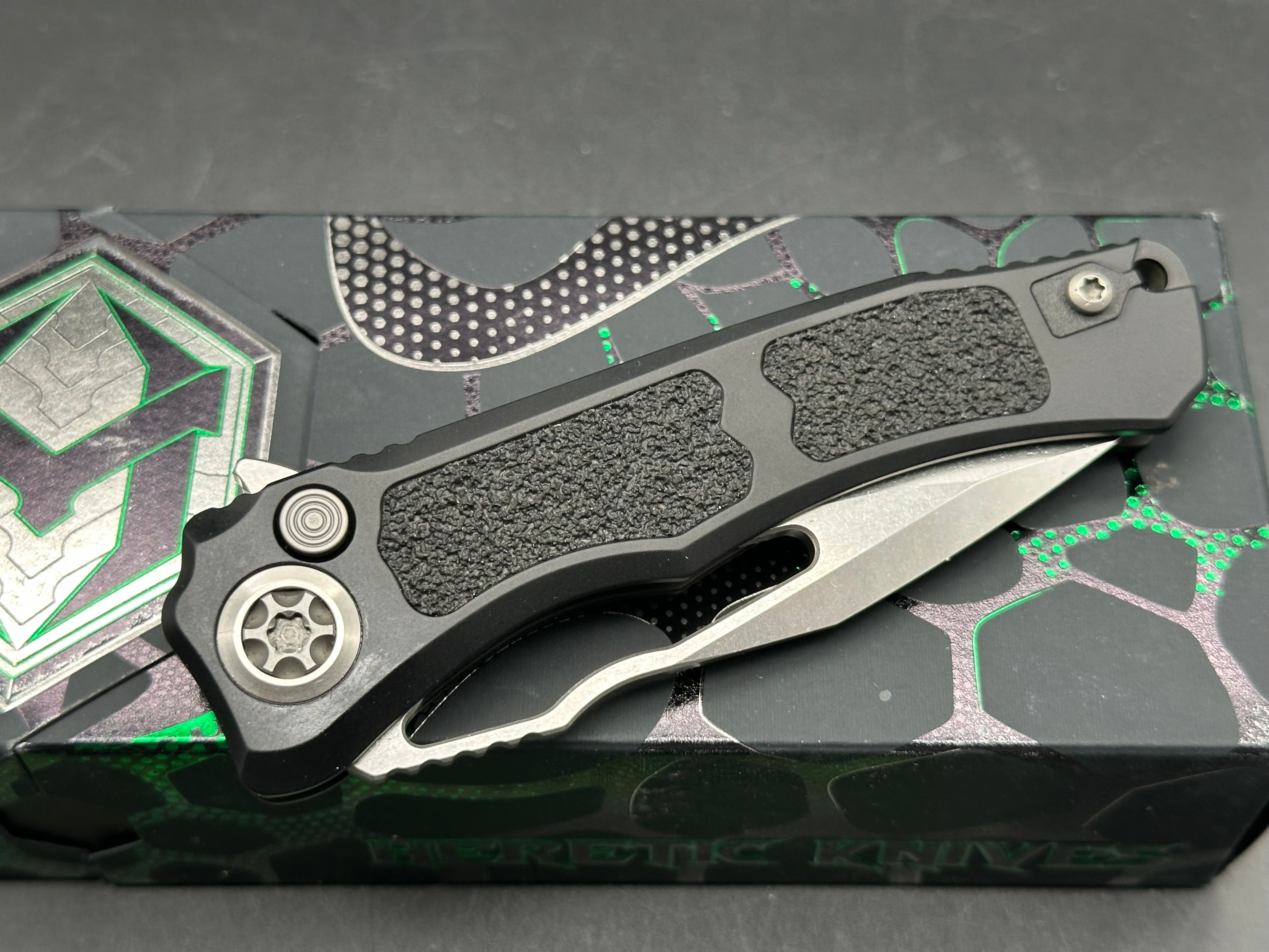Heretic Wraith V4 Manual, 3.625" MagnaCut Stonewash Blade with Black 6061 Anodized Aluminum Scales