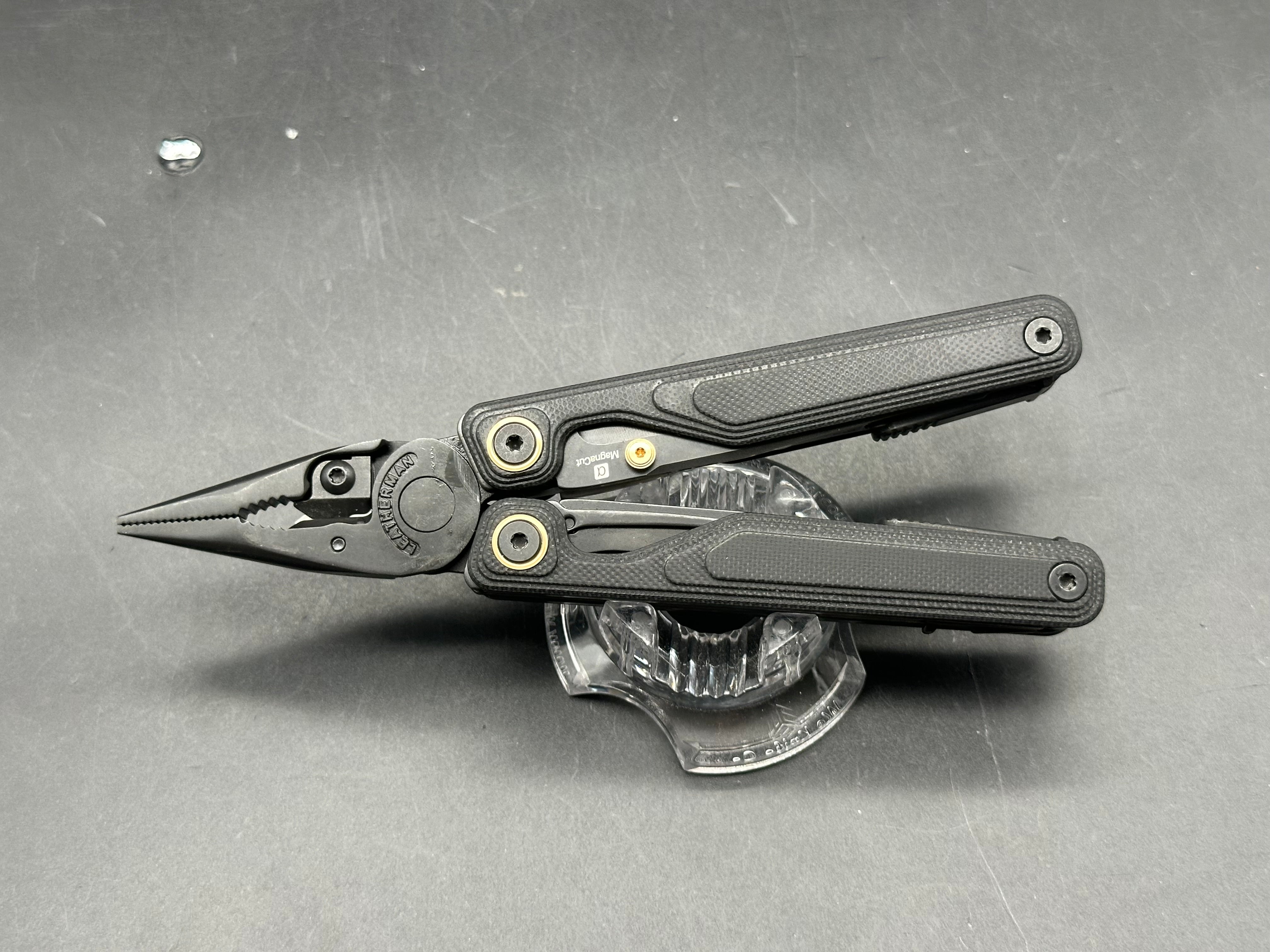 Leatherman Wave Alpha Obsidian 17-in-1 Multi-Tool, Black G-10 Handles, CM-Magnacut Blade