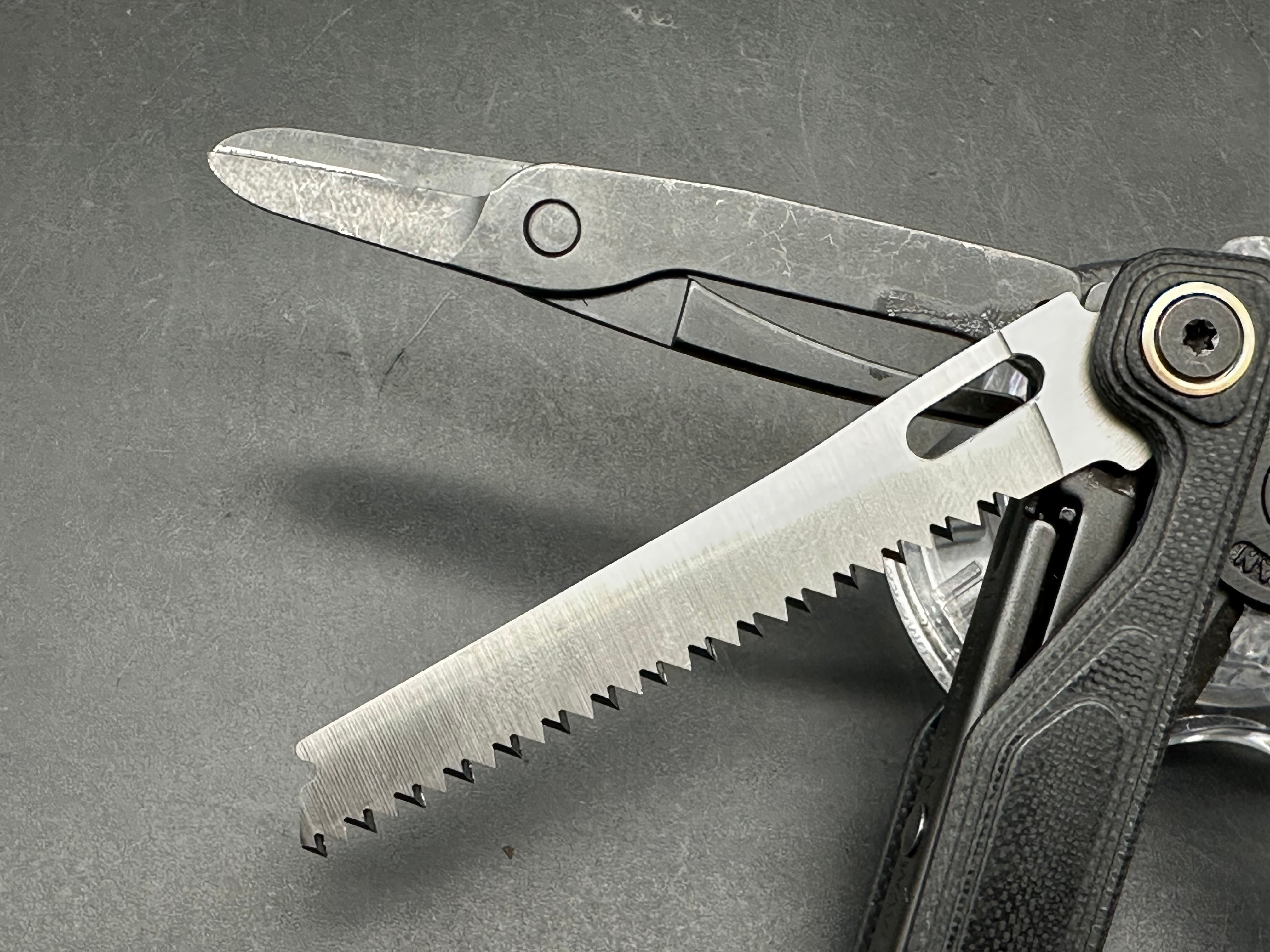 Leatherman Wave Alpha Obsidian 17-in-1 Multi-Tool, Black G-10 Handles, CM-Magnacut Blade