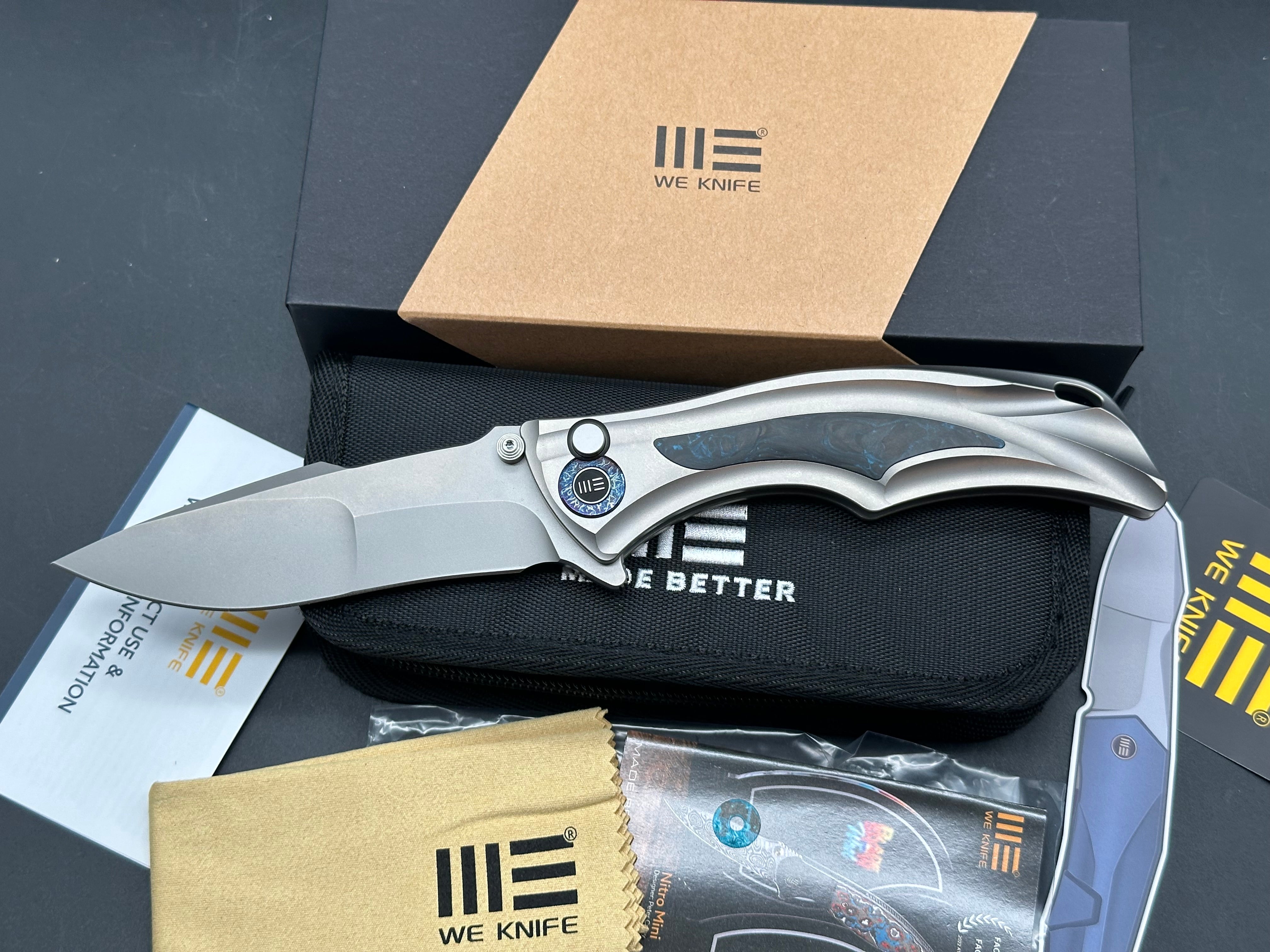 WE TIGHE DOWN FOLDING KNIFE GRAY TITANIUM/BLUE CARBON FIBER HANDLE M390 DROP POINT