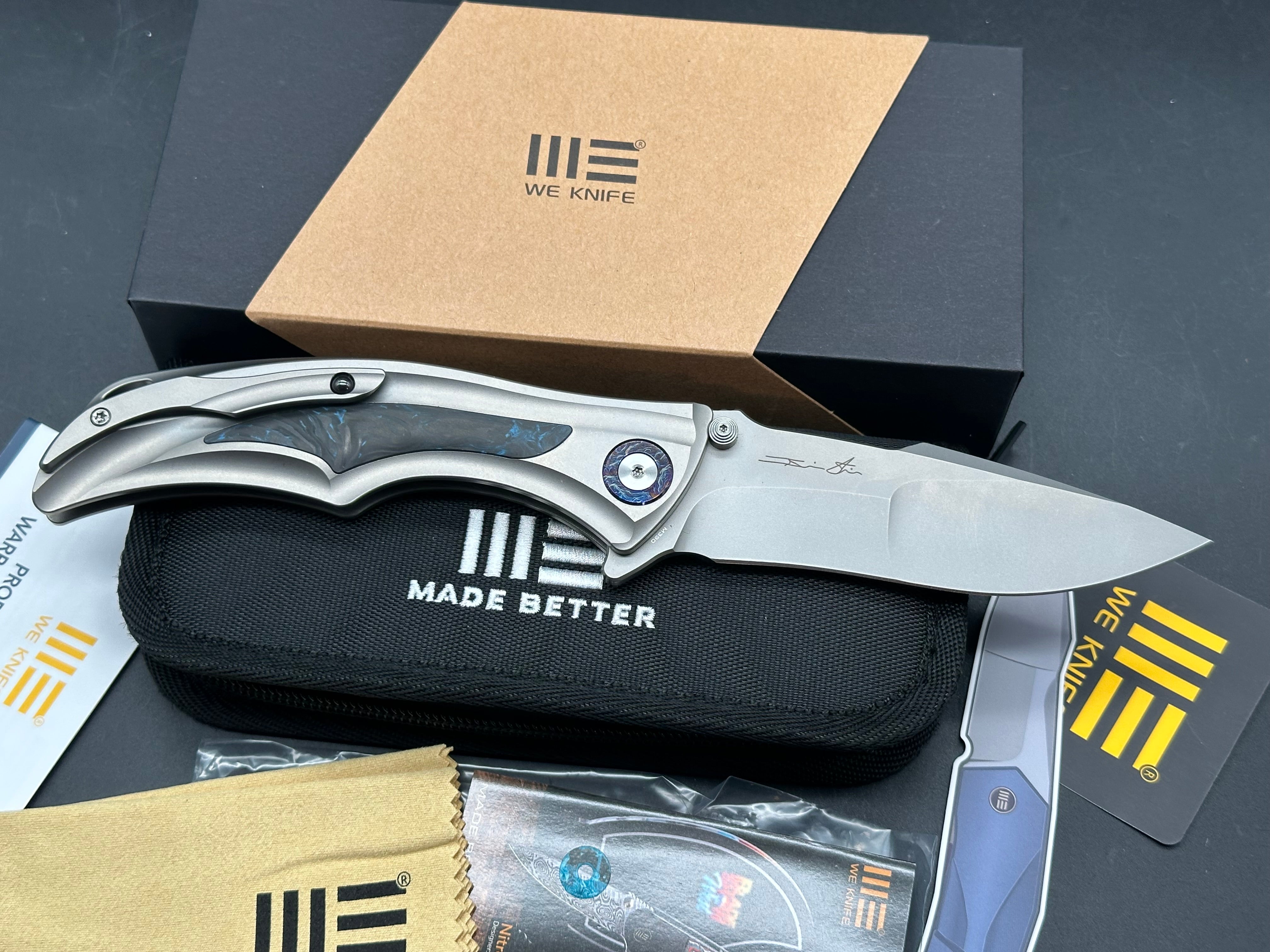 WE TIGHE DOWN FOLDING KNIFE GRAY TITANIUM/BLUE CARBON FIBER HANDLE M390 DROP POINT
