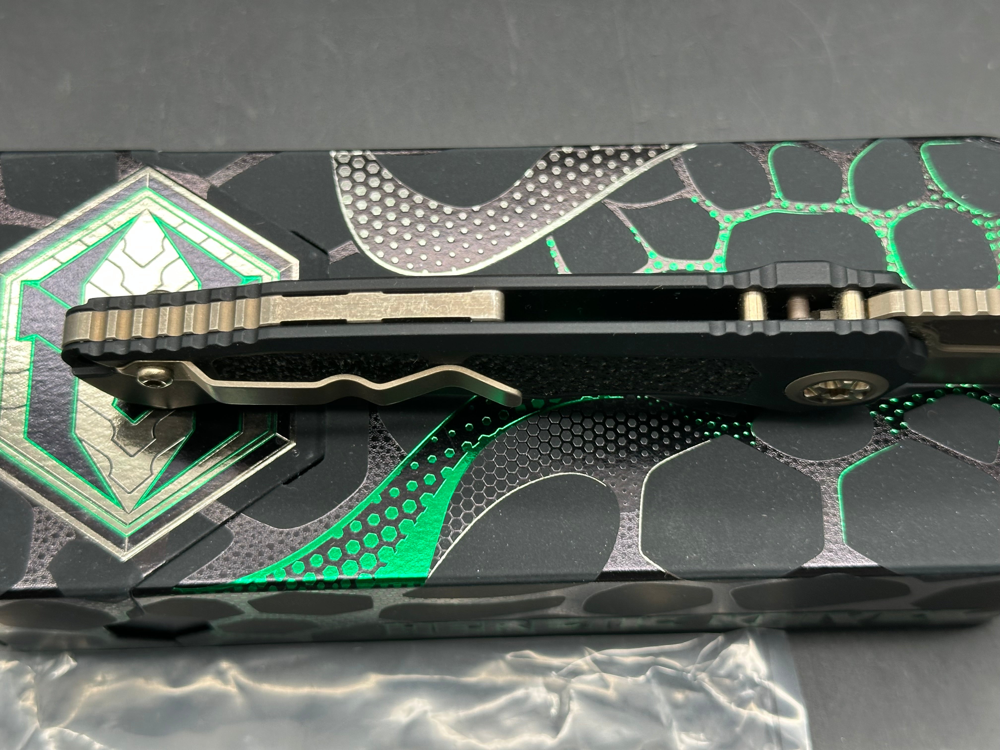 Heretic Wraith V4 Automatic Bowie