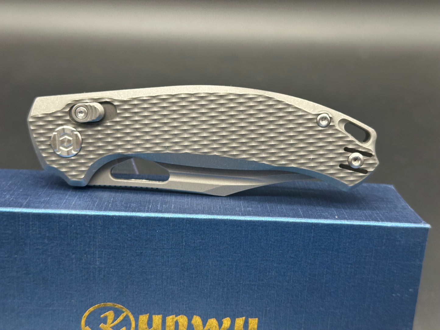 Kunwu Django in stonewashed diamond textured titanium and stonewashed ELMAX blade