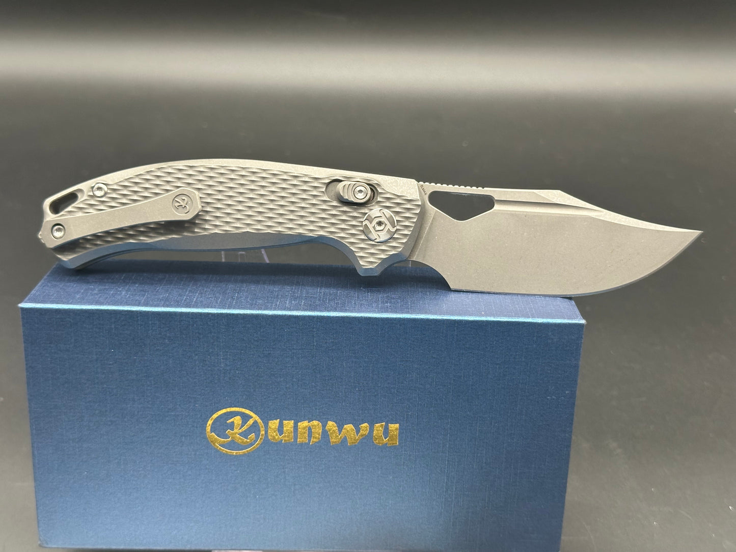 Kunwu Django in stonewashed diamond textured titanium and stonewashed ELMAX blade