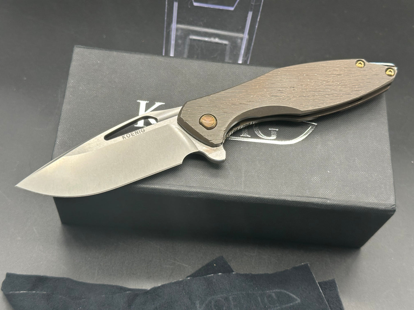 Koenig Arius Corda pattern titanium handle w/M390 blade