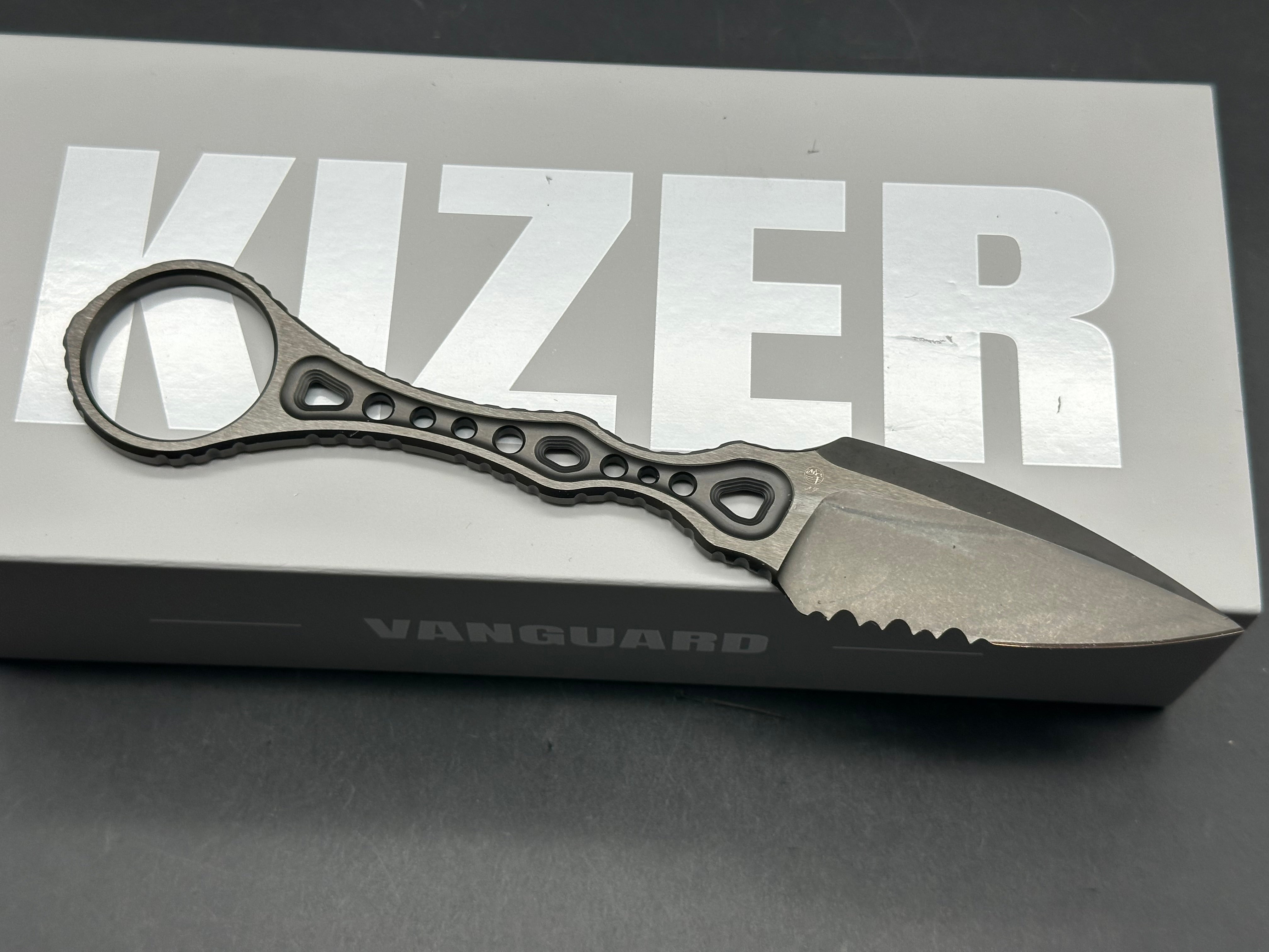 KIZER DEFENSOR M390 HANDLE/BLADE M390 SPEAR POINT PARTIALLY SERRATED EDGE