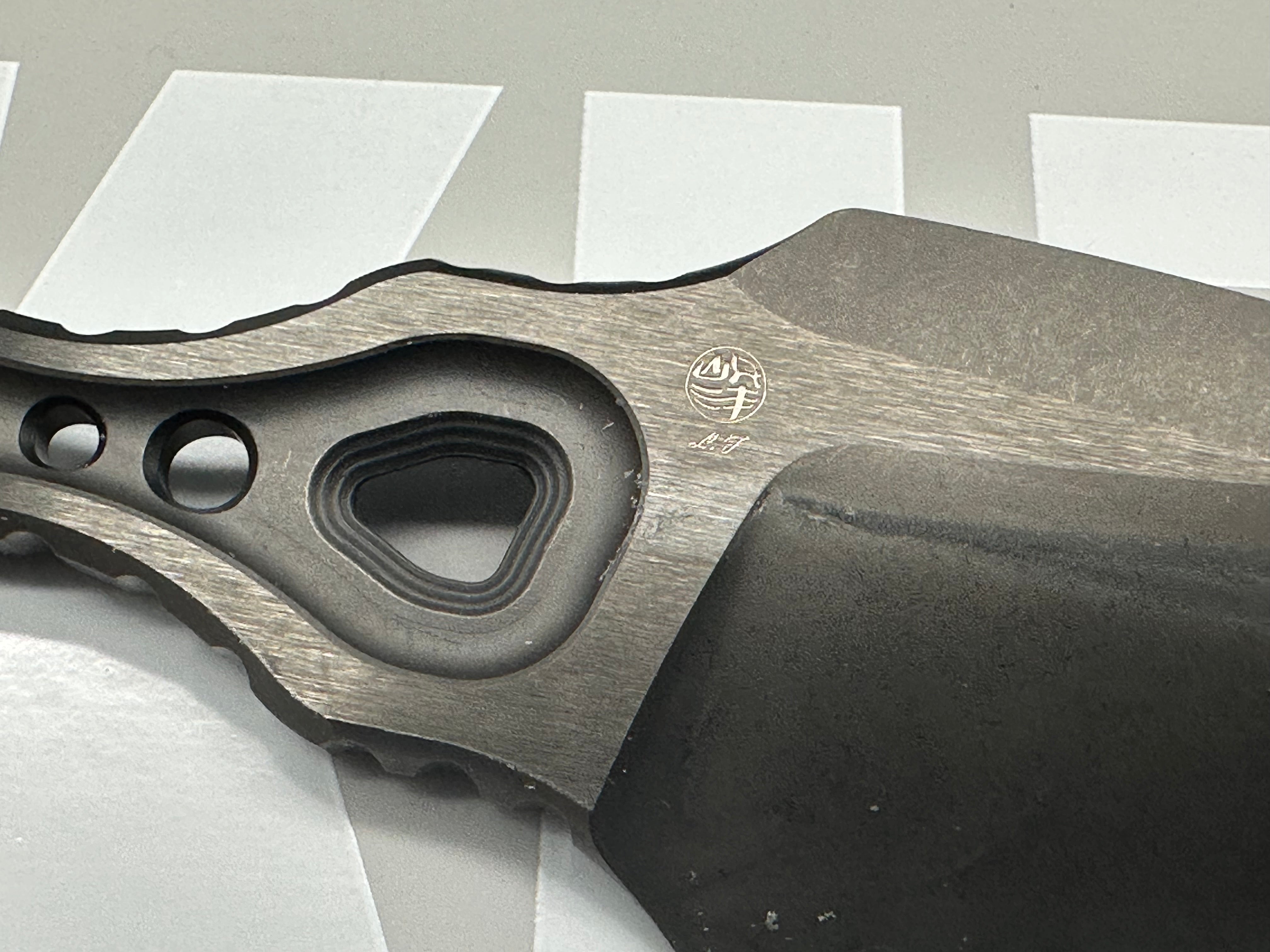 KIZER DEFENSOR M390 HANDLE/BLADE M390 SPEAR POINT PARTIALLY SERRATED EDGE