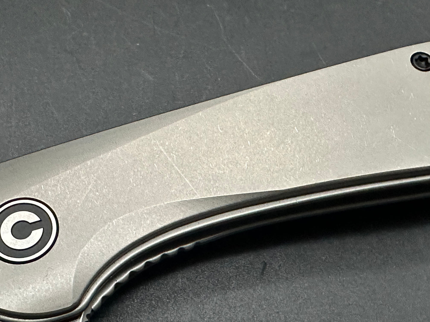 Civivi Elementum Flytanium Ti scales