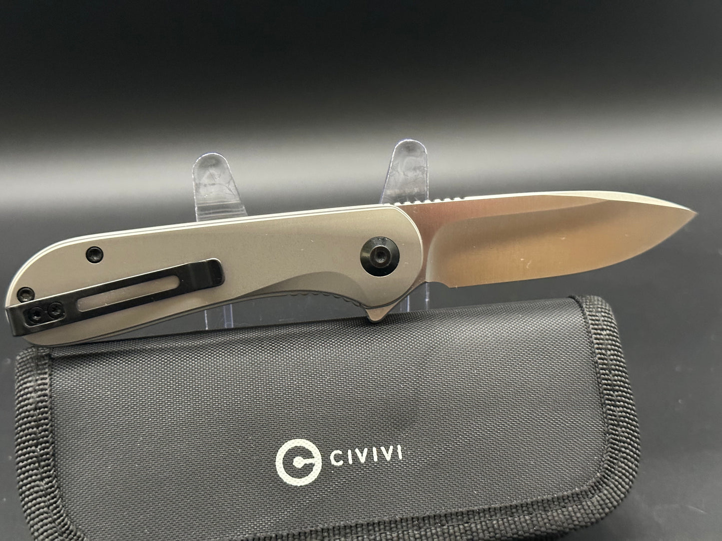 Civivi Elementum Flytanium Ti scales