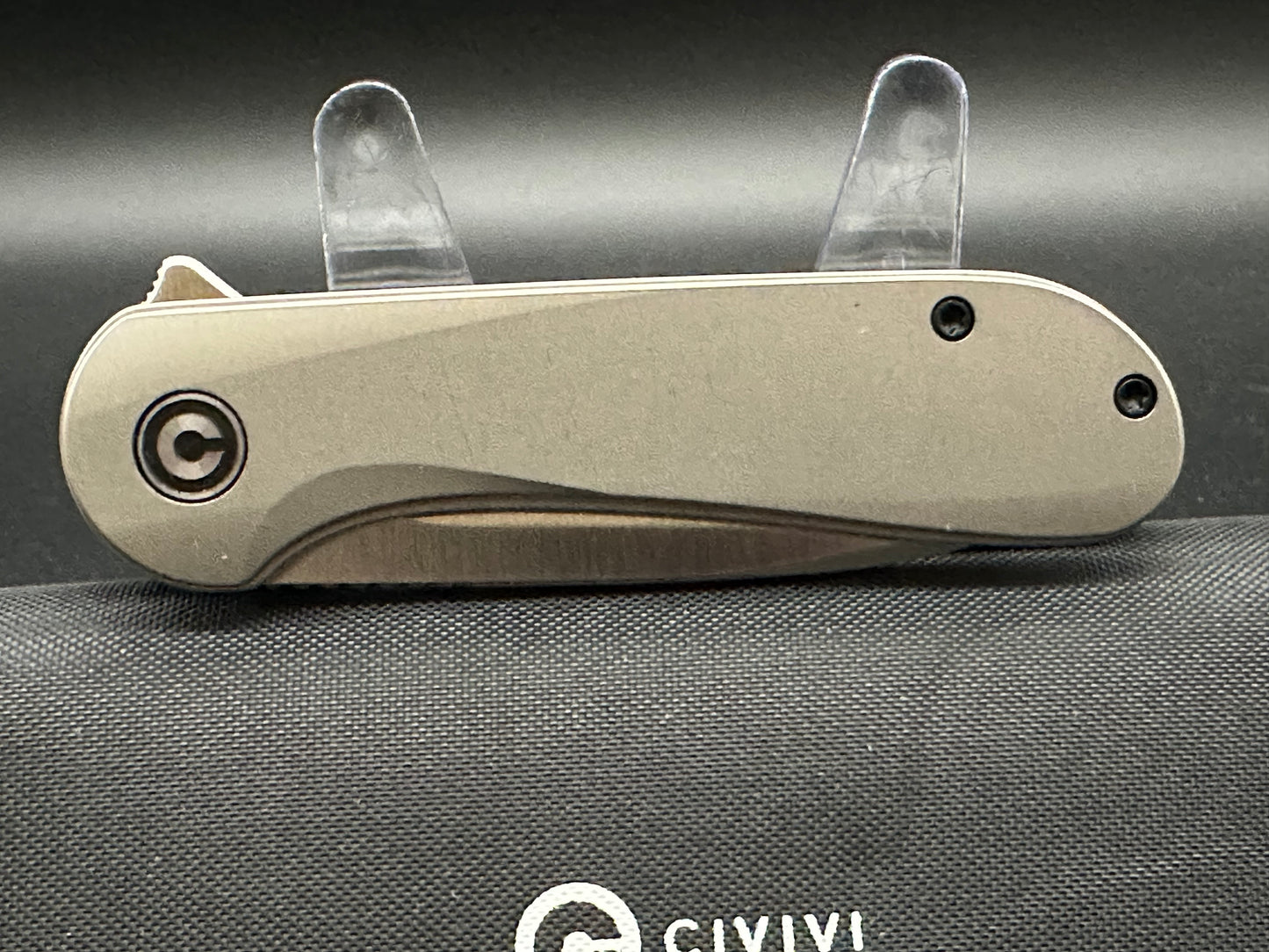 Civivi Elementum Flytanium Ti scales