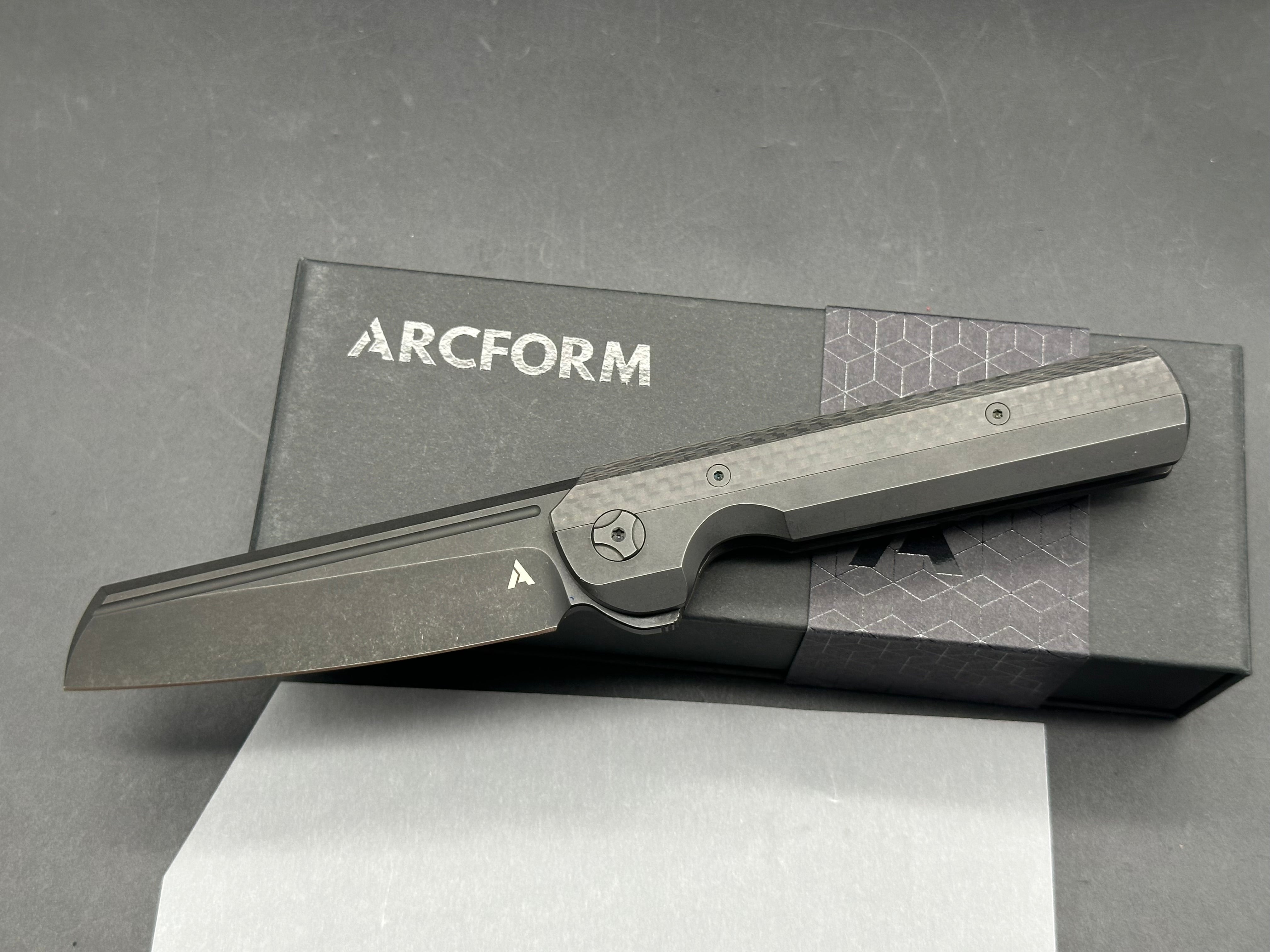 Arcform Slimfoot Darcform, Black Stonewashed M390 Blade, Black Stonewashed Handles with Carbon Fiber Inlays