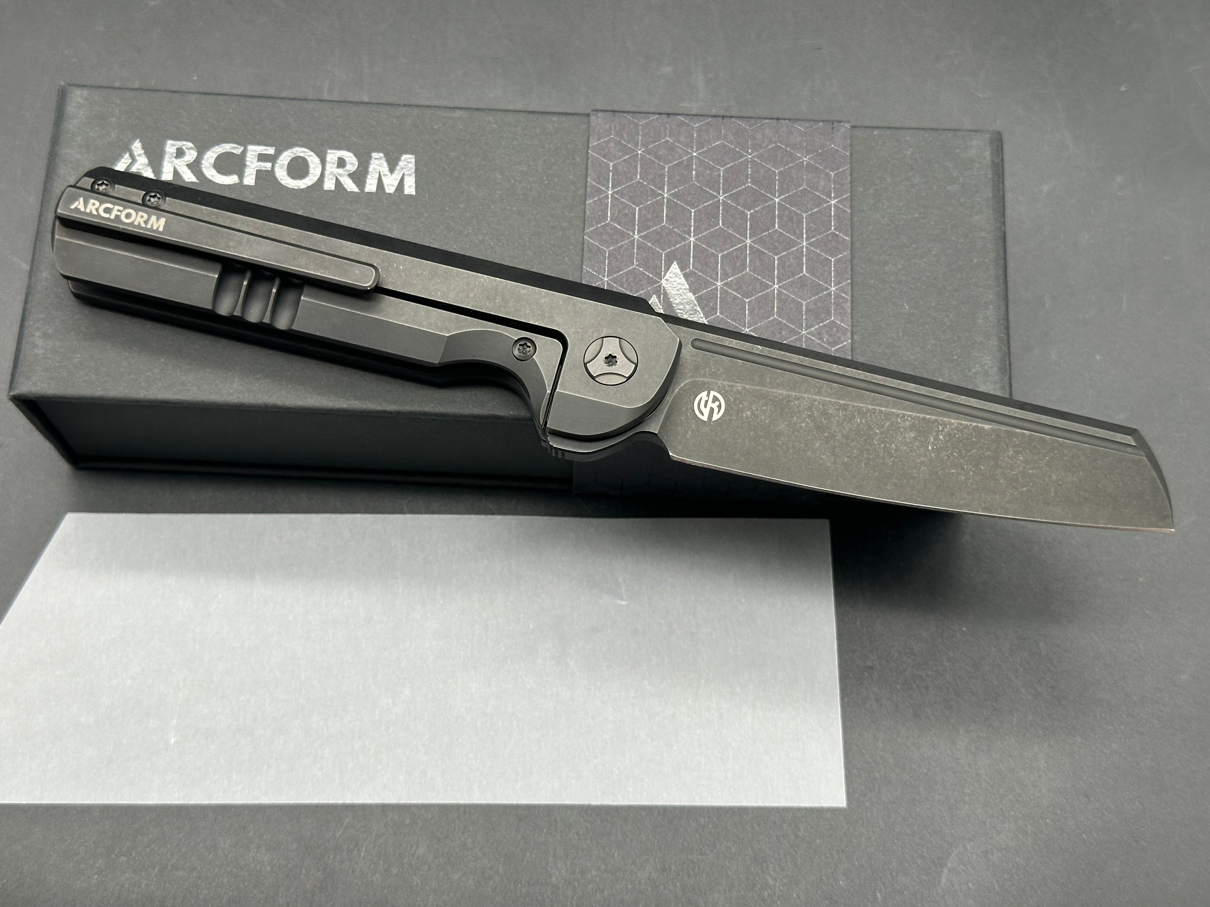 Arcform Slimfoot Darcform, Black Stonewashed M390 Blade, Black Stonewashed Handles with Carbon Fiber Inlays