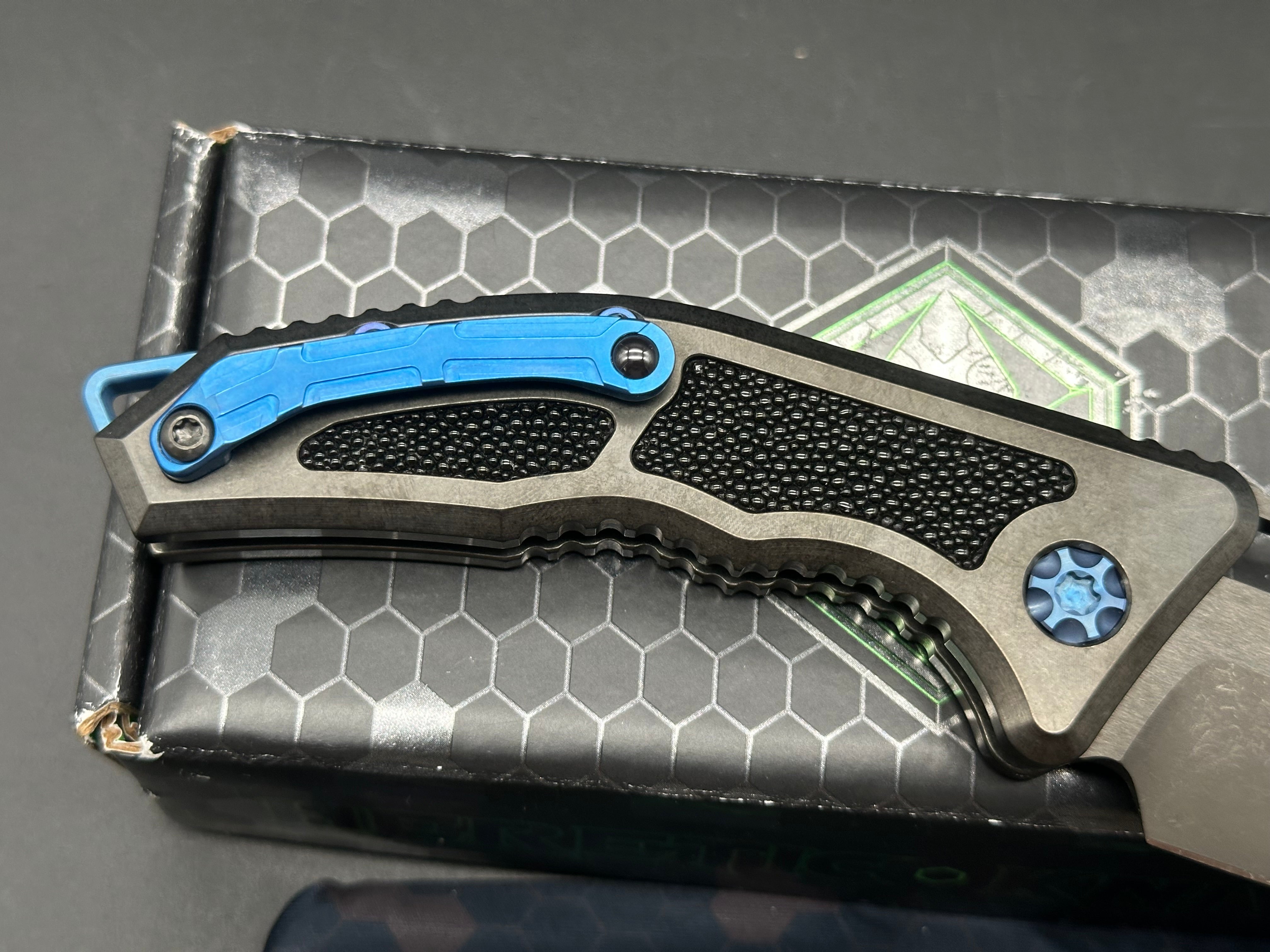 HERETIC KNIVES MEDUSA AUTO KNIFE DLC TITANIUM HANDLES WITH RAY SKIN INLAY- TANTO EDGE BATTLEWORN DLC BLADE