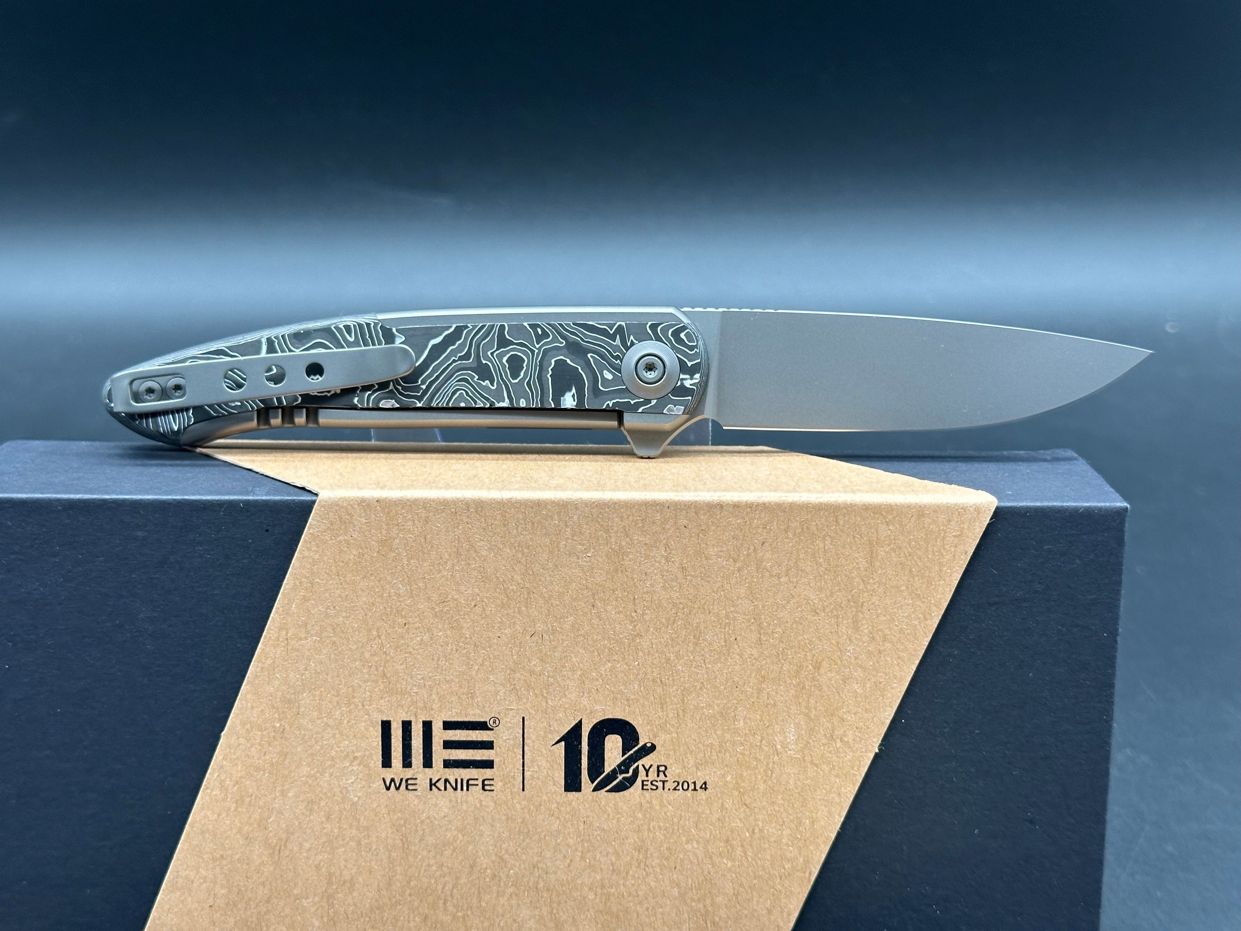 WE SMOOTH SENTINEL FOLDING KNIFE GRAY/BLACK TITANIUM/ALUMINUM FOIL CARBON FIBER INLAY HANDLE 20CV PLAIN EDGE