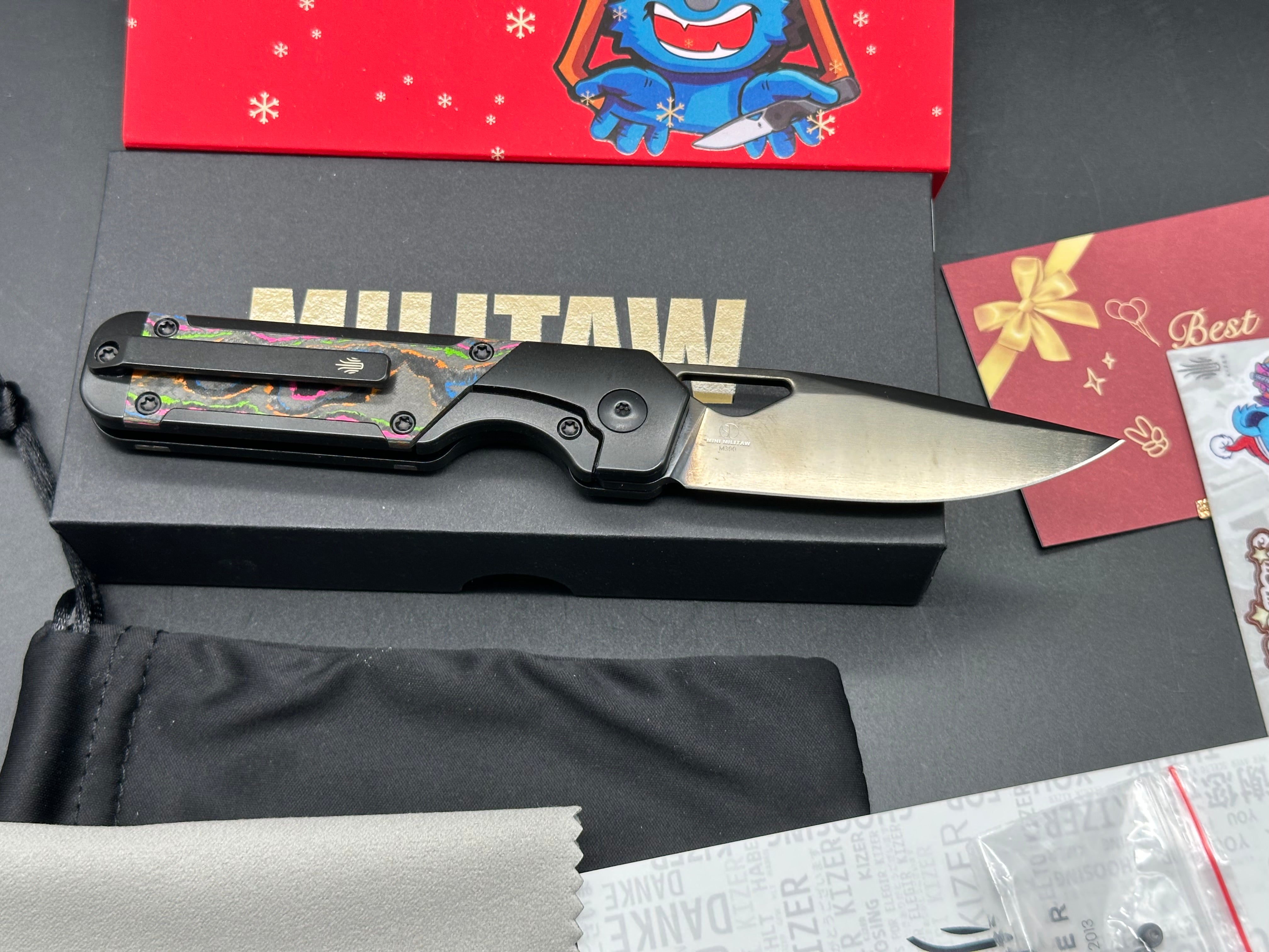 KIZER MINI MILITAW TITANIUM/CAMO CARBON 80'S HANDLE M390 PLAIN EDGE