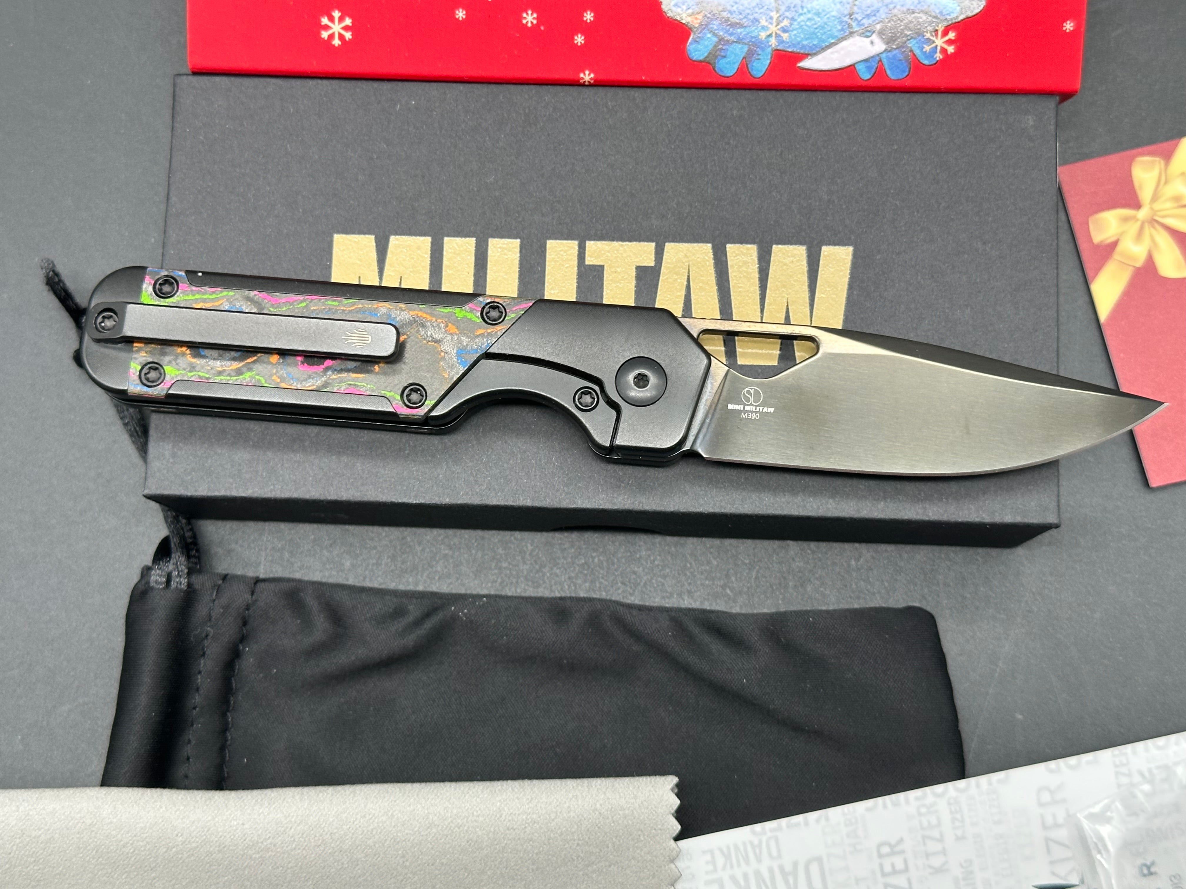 KIZER MINI MILITAW TITANIUM/CAMO CARBON 80'S HANDLE M390 PLAIN EDGE