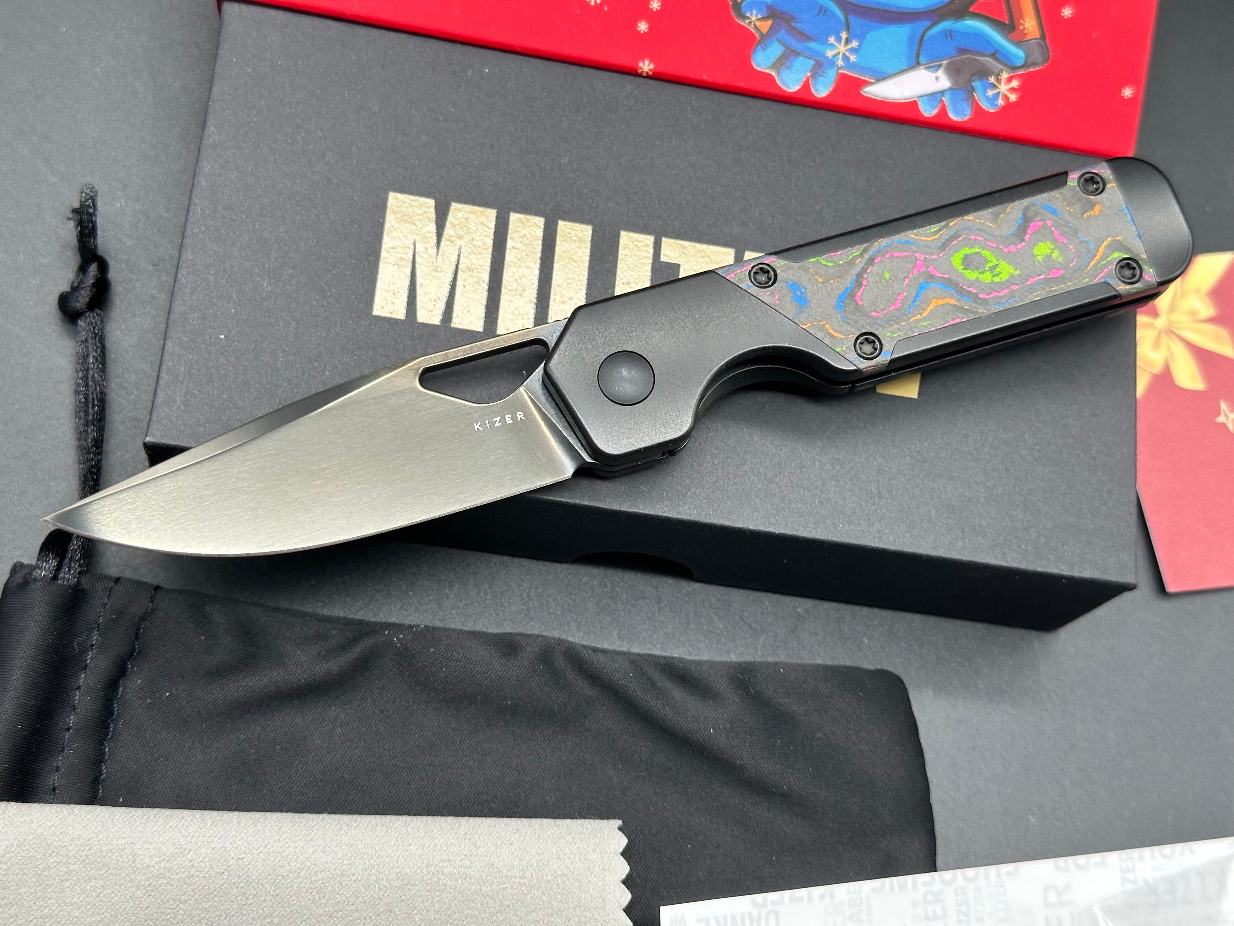 KIZER MINI MILITAW TITANIUM/CAMO CARBON 80'S HANDLE M390 PLAIN EDGE