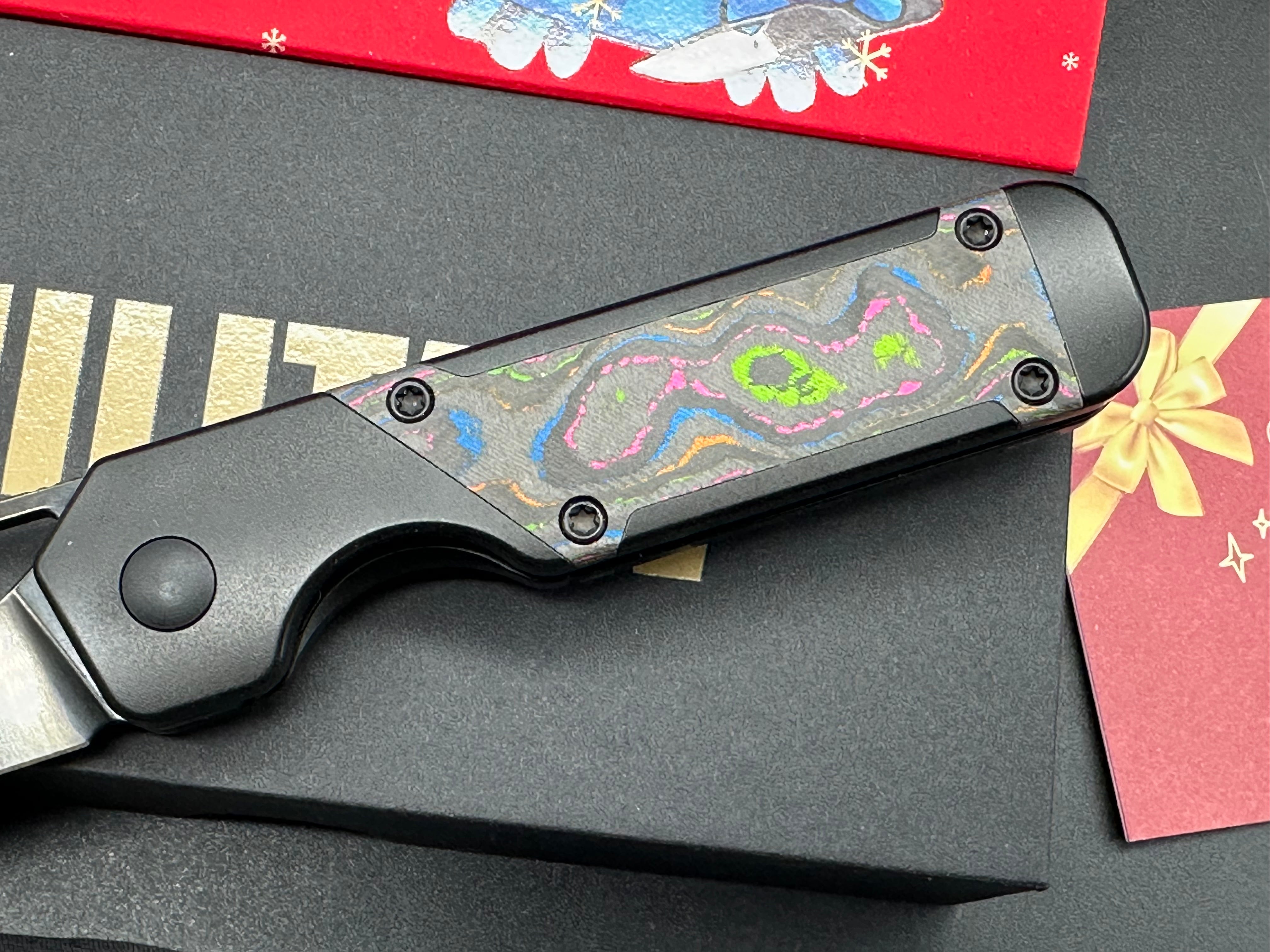 KIZER MINI MILITAW TITANIUM/CAMO CARBON 80'S HANDLE M390 PLAIN EDGE