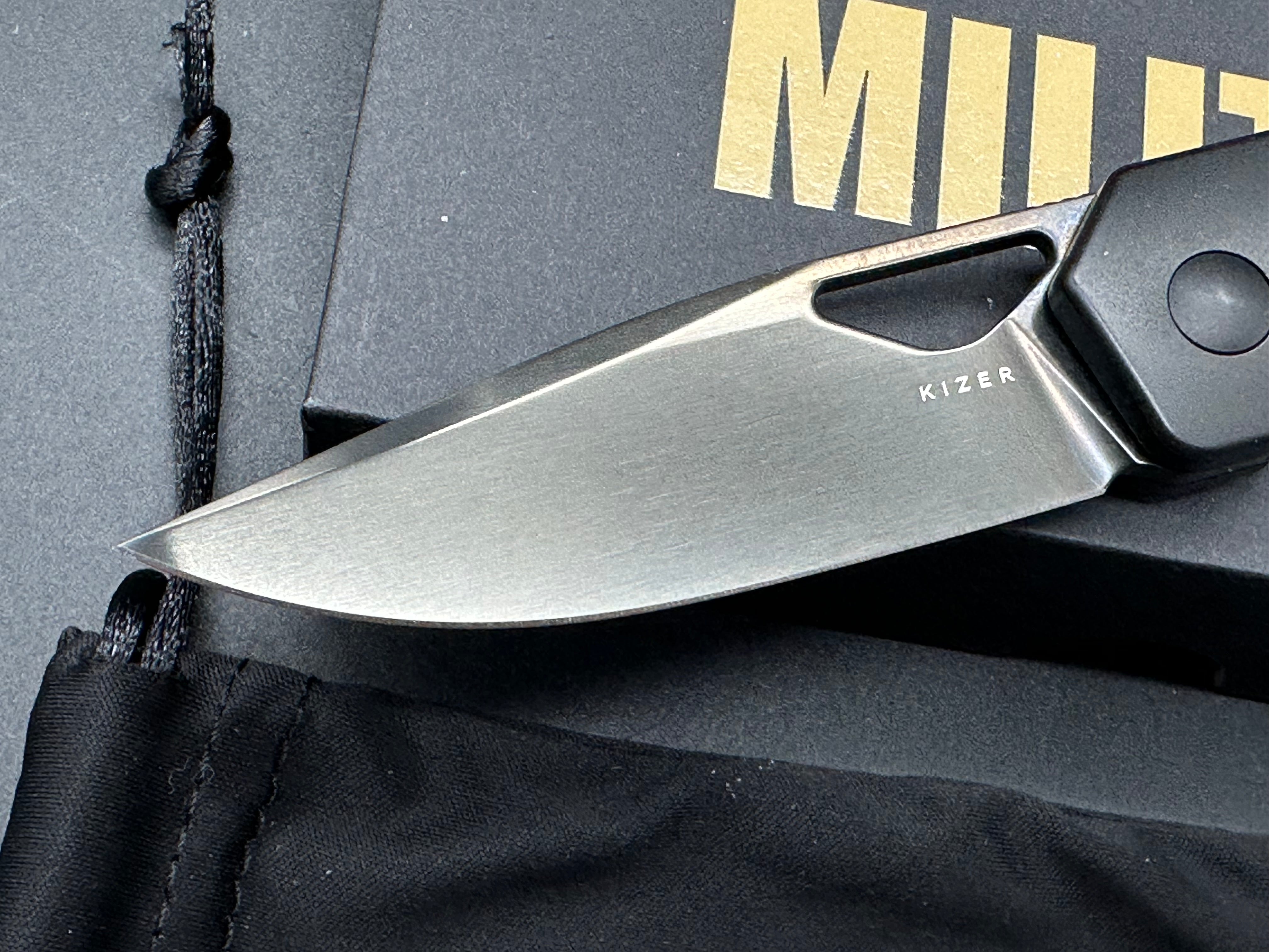 KIZER MINI MILITAW TITANIUM/CAMO CARBON 80'S HANDLE M390 PLAIN EDGE