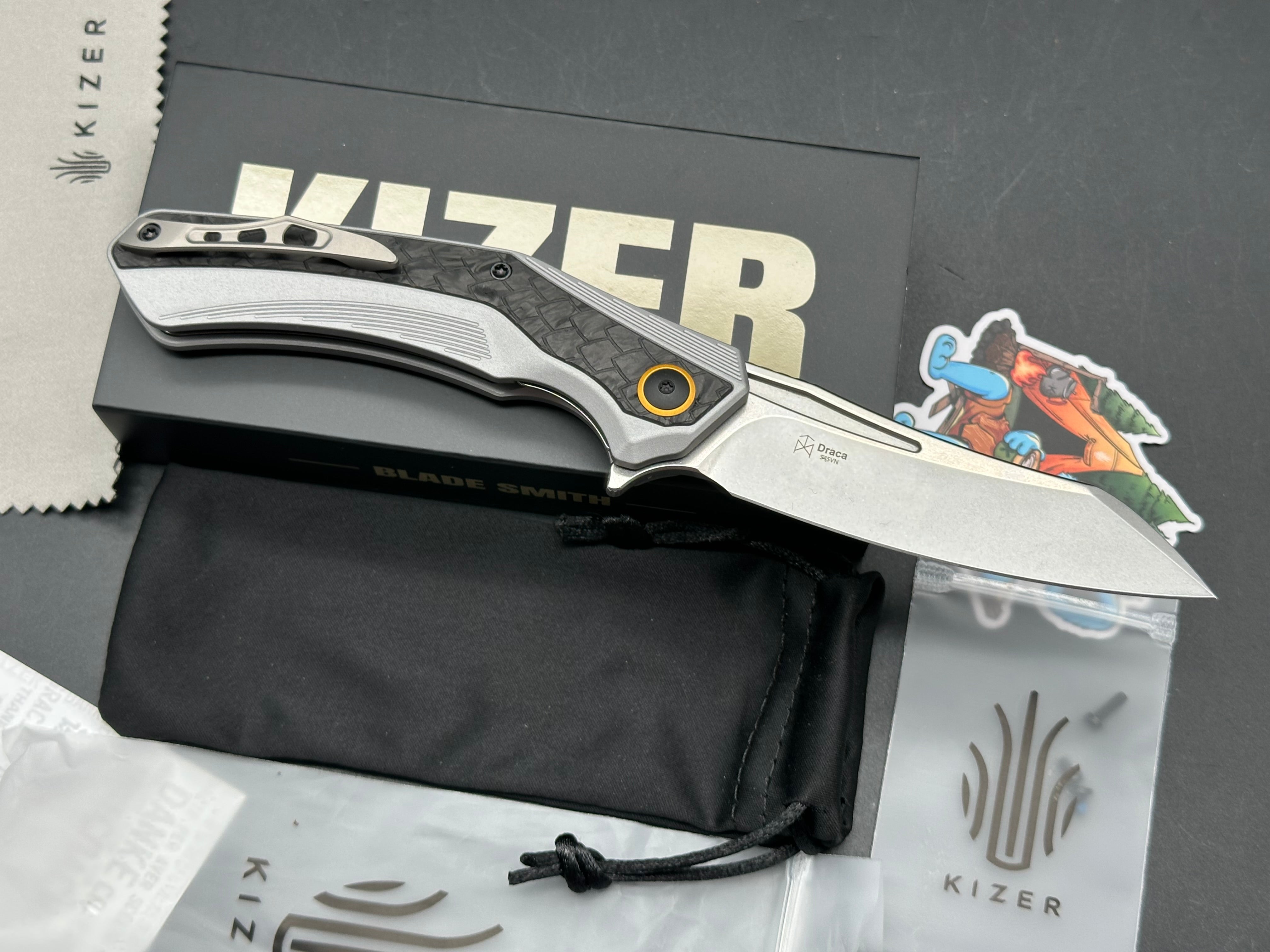 KIZER DRACA FOLDING KNIFE ALUMINUM/CARBON FIBER HANDLE S45VN SHEEPSFOOT PLAIN EDGE STONEWASH