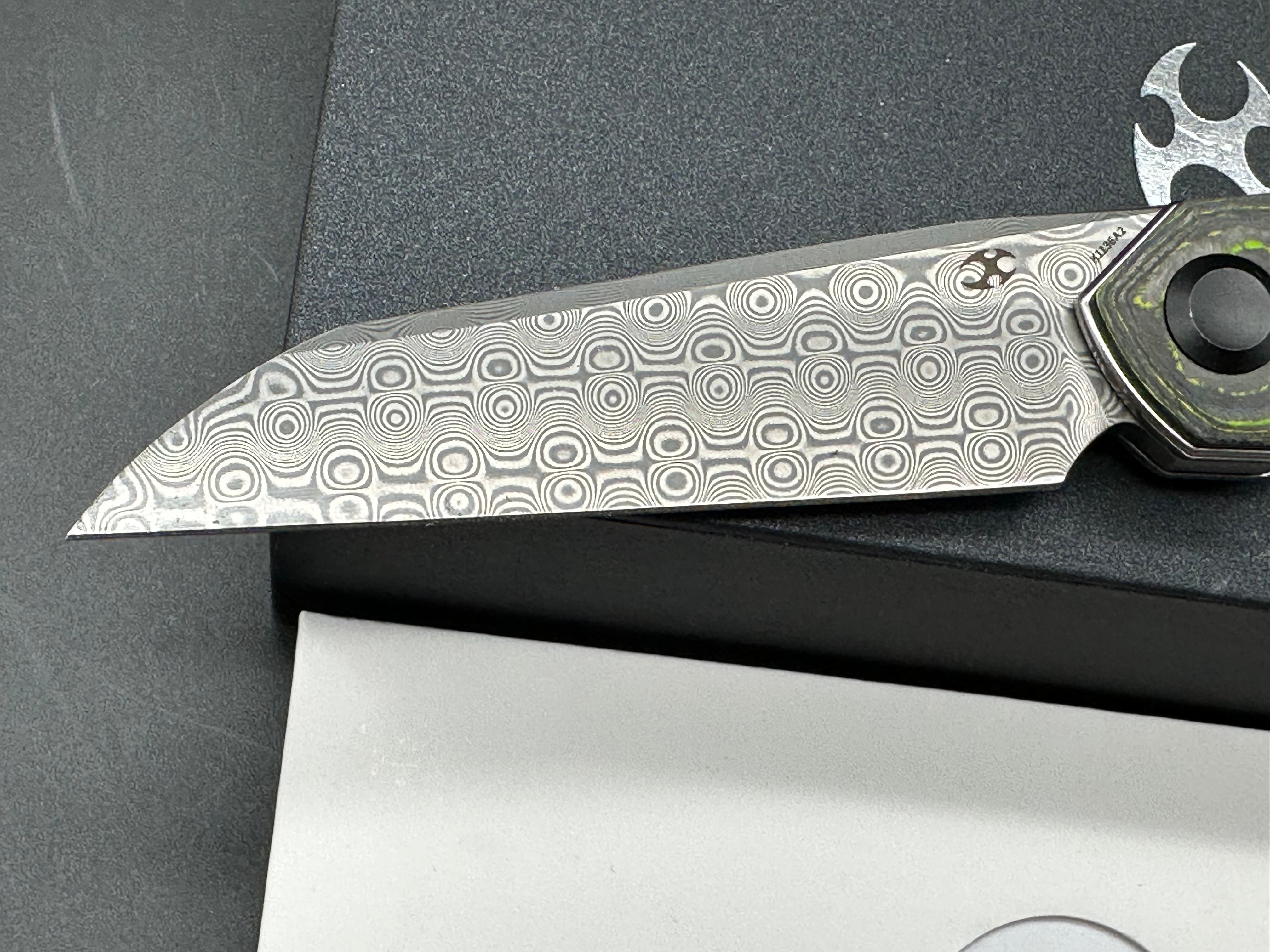 KANSEPT HALIDE FOLDING KNIFE GECKO CAMO CARBON HANDLE DAMASCUS PLAIN EDGE