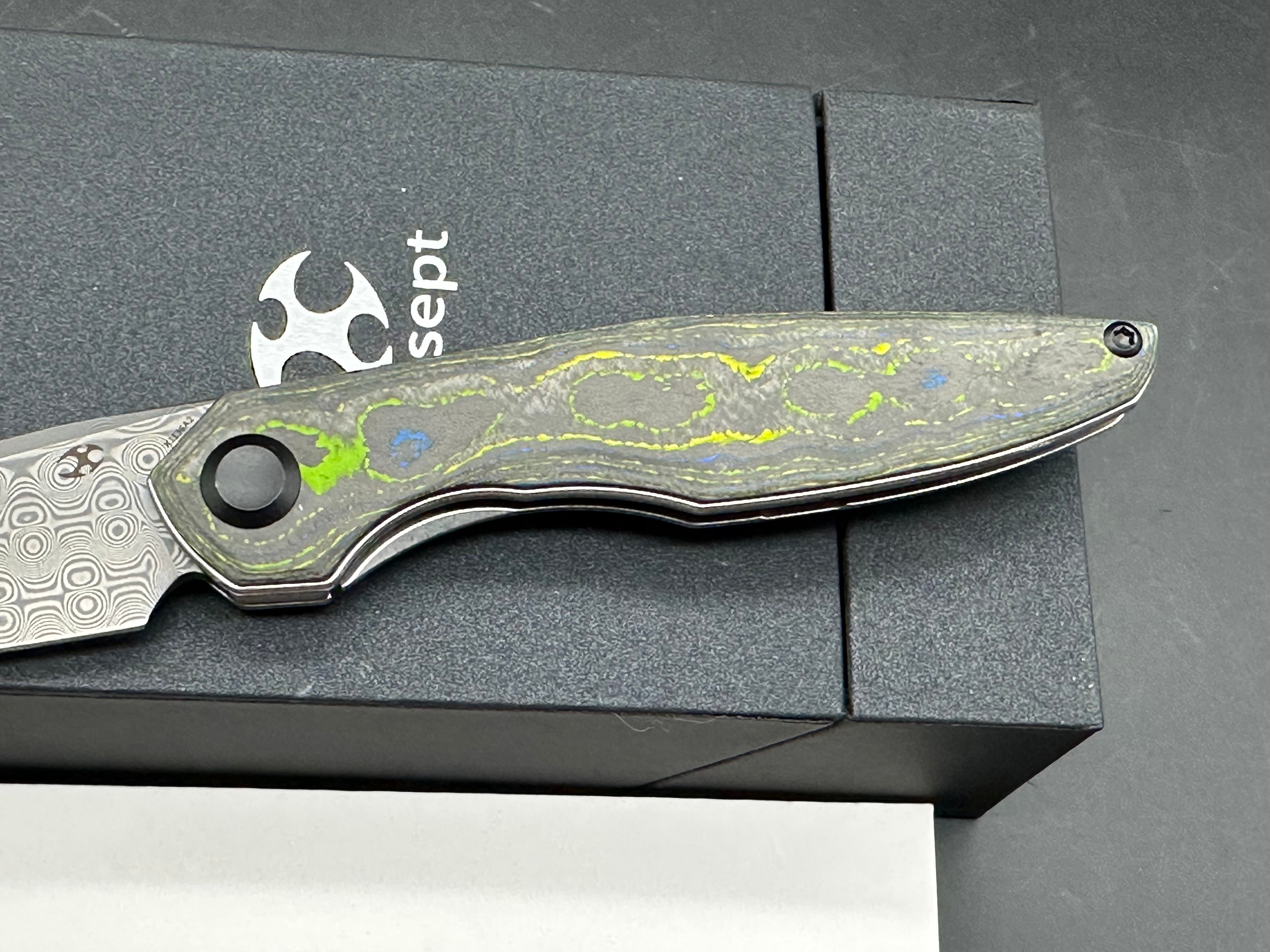 KANSEPT HALIDE FOLDING KNIFE GECKO CAMO CARBON HANDLE DAMASCUS PLAIN EDGE