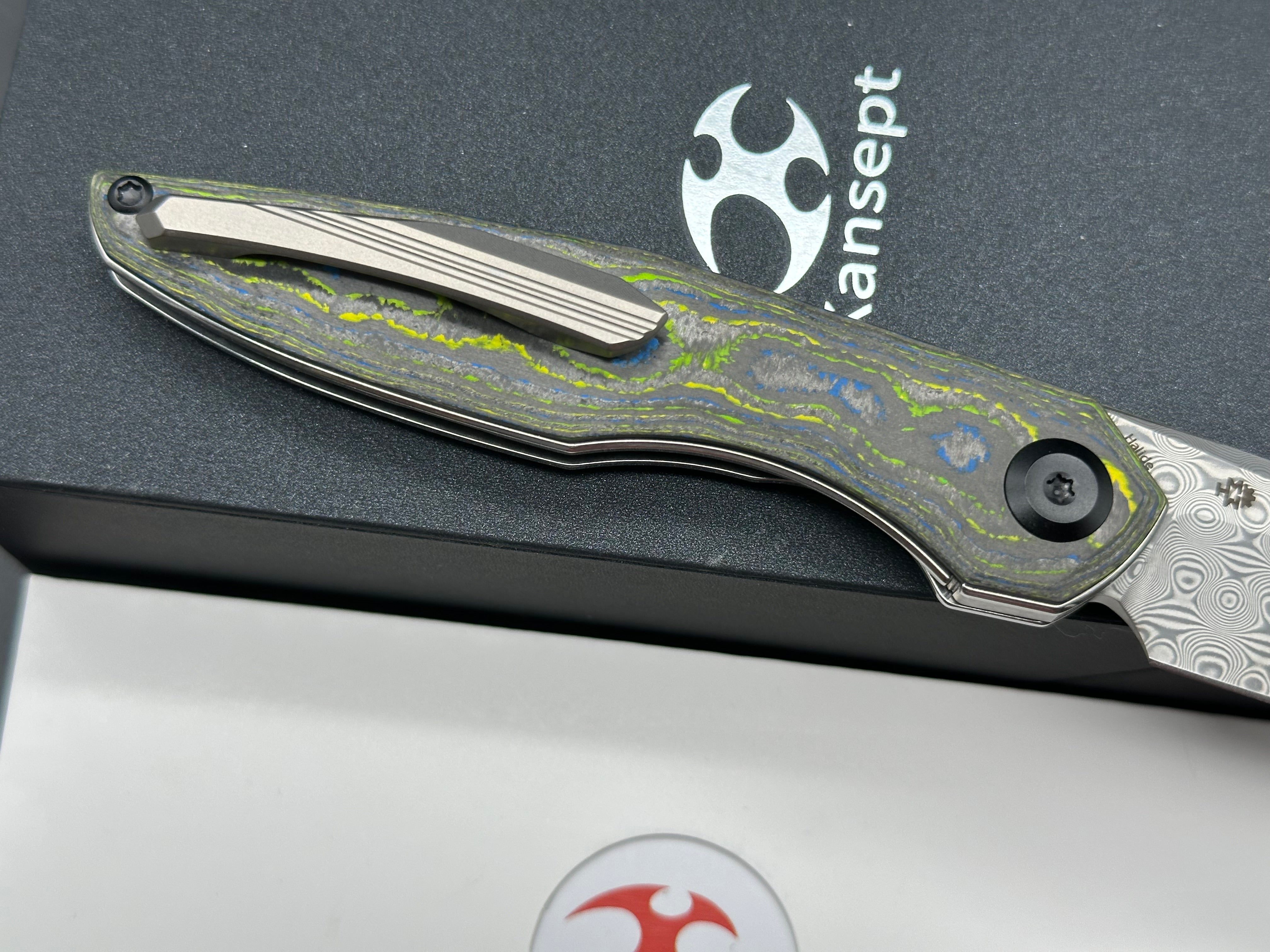 KANSEPT HALIDE FOLDING KNIFE GECKO CAMO CARBON HANDLE DAMASCUS PLAIN EDGE