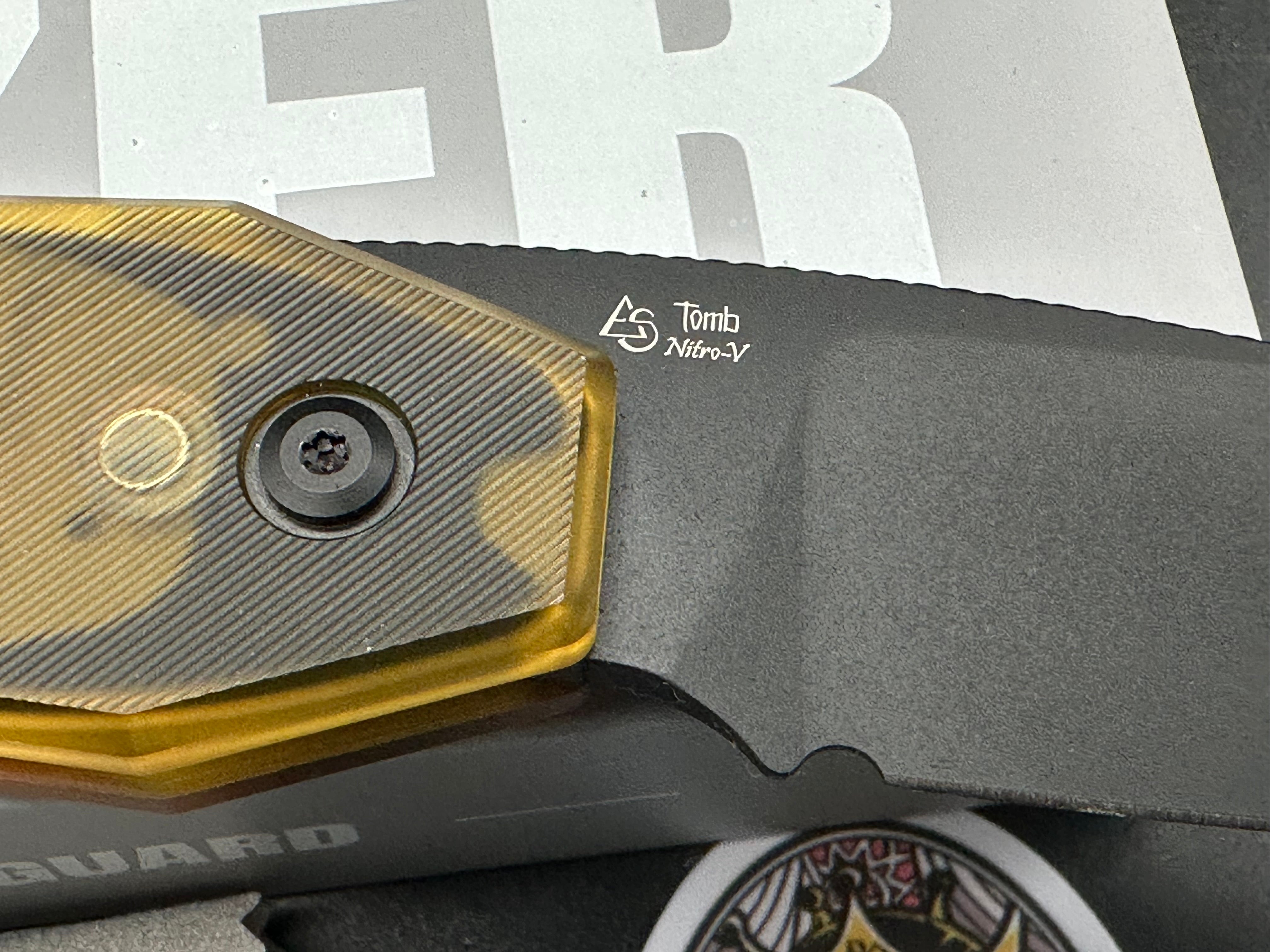 KIZER TOMB FOLDING KNIFE PEI HANDLE NITRO-V PLAIN EDGE