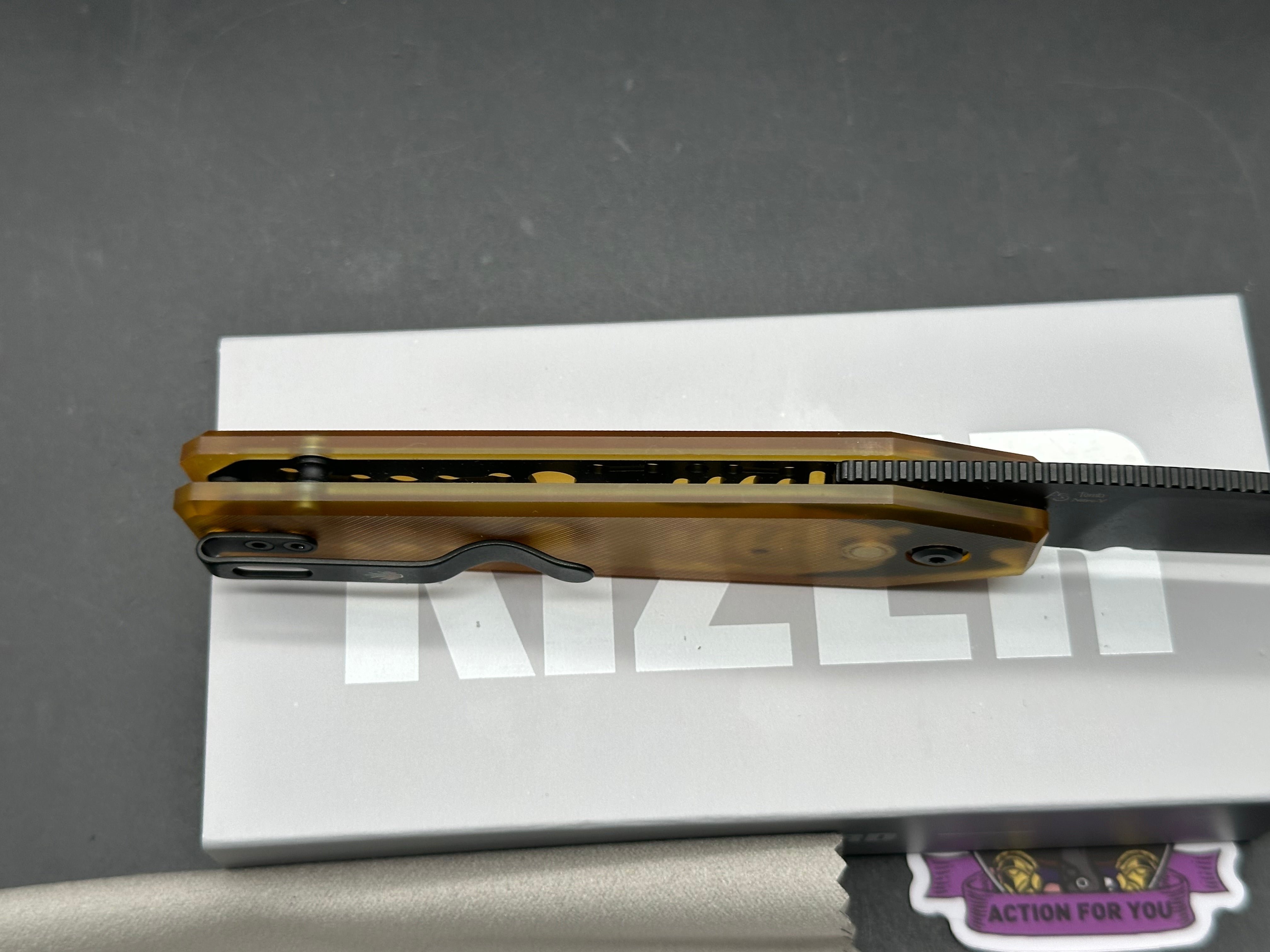 KIZER TOMB FOLDING KNIFE PEI HANDLE NITRO-V PLAIN EDGE