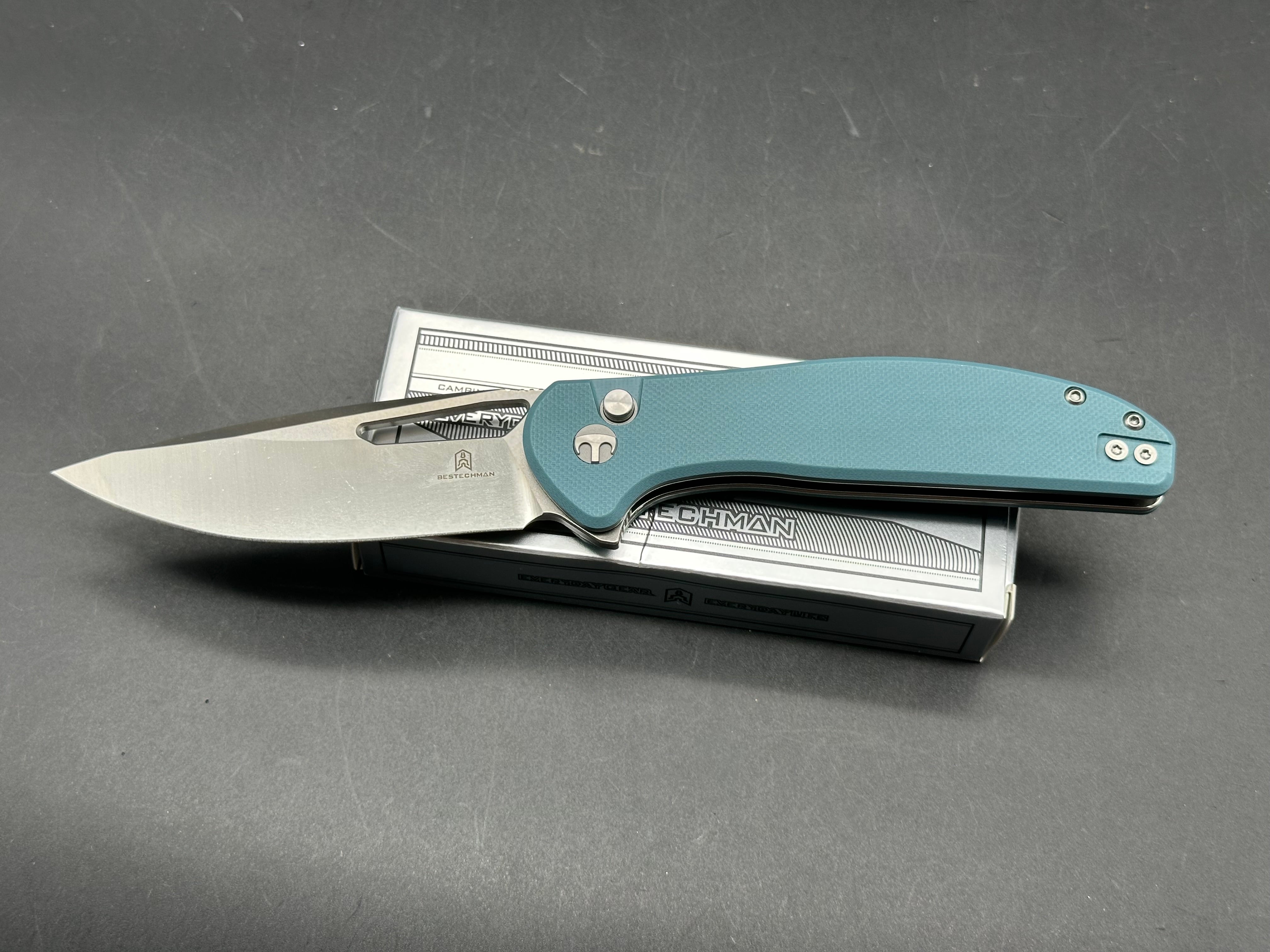 BESTECHMAN WHALEFIN FOLDING KNIFE BLUE G10 HANDLE D2 PLAIN EDGE FLAT STONEWASH/SATIN FINISH