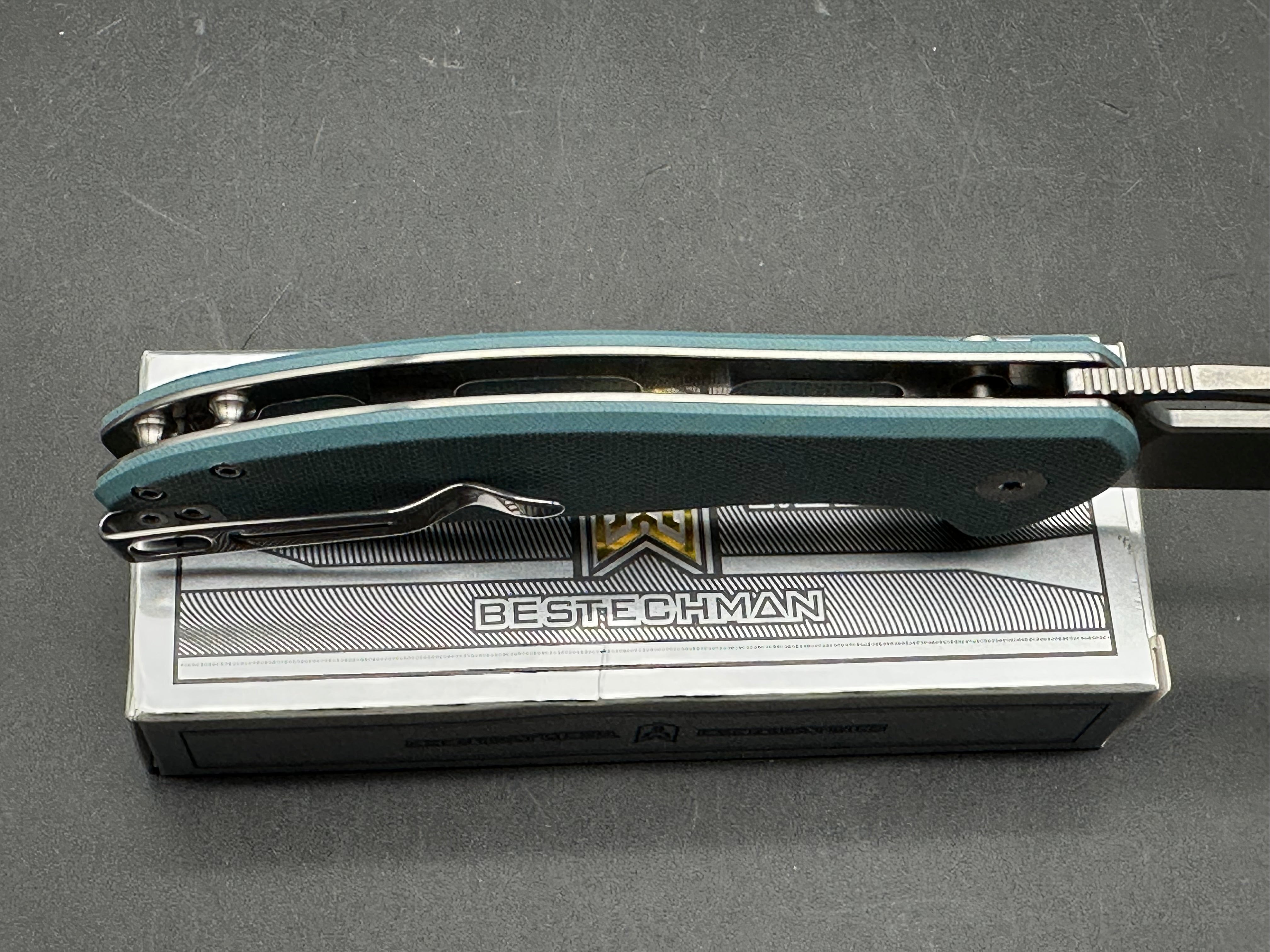 BESTECHMAN WHALEFIN FOLDING KNIFE BLUE G10 HANDLE D2 PLAIN EDGE FLAT STONEWASH/SATIN FINISH
