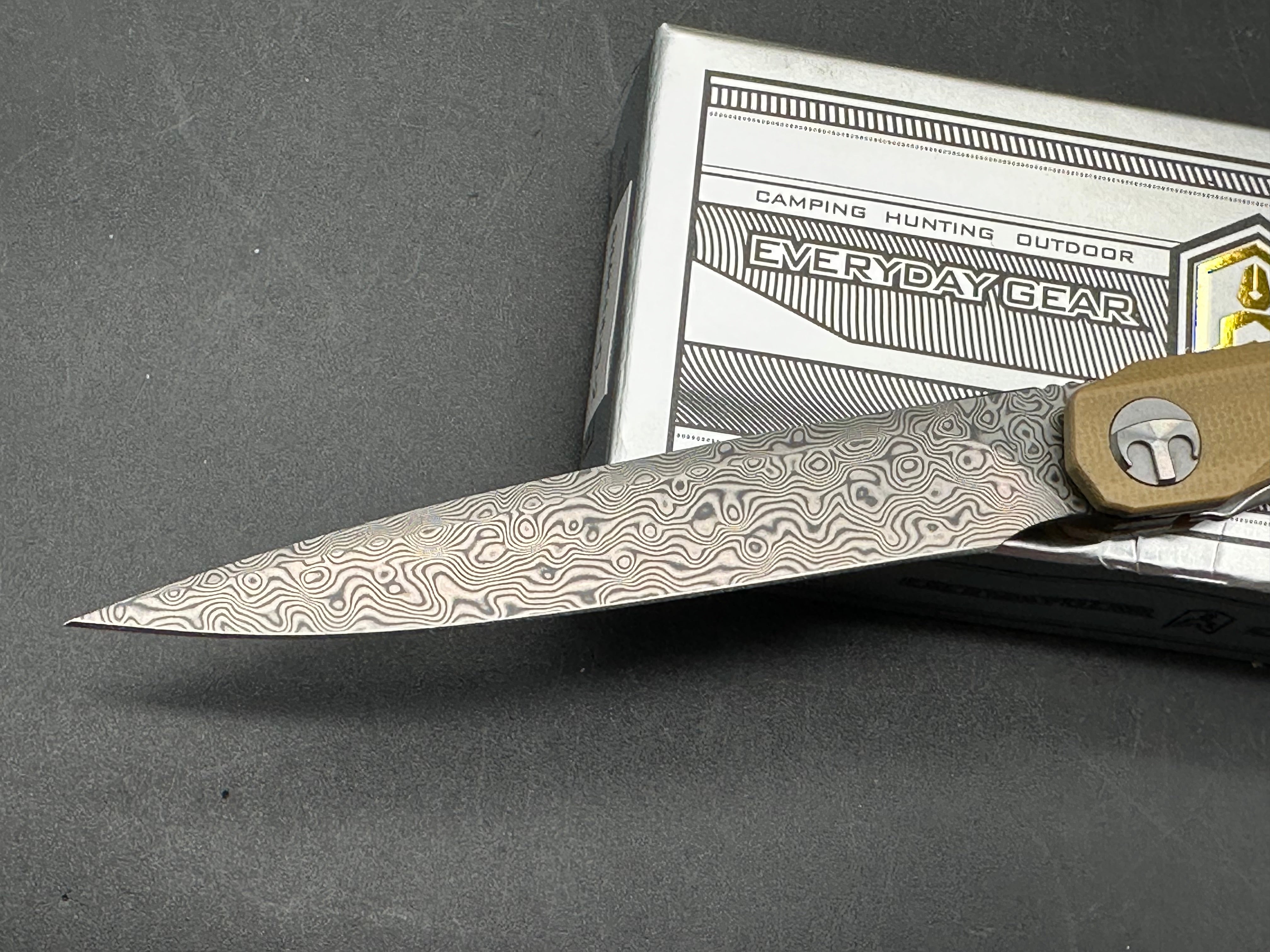 BESTECHMAN LANZA FOLDING KNIFE KHAKI/BLACK G10 HANDLE DAMASCUS PLAIN EDGE
