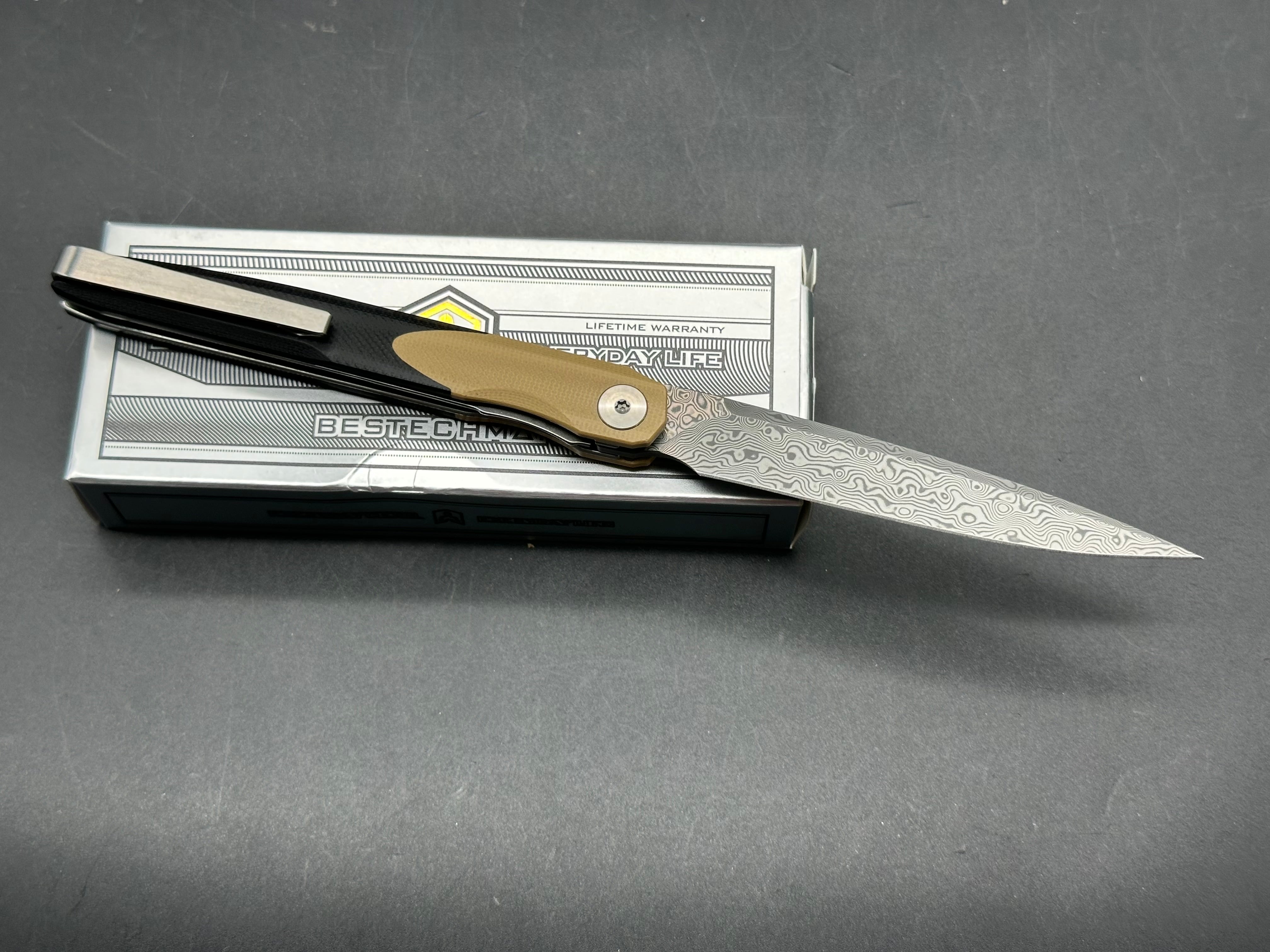 BESTECHMAN LANZA FOLDING KNIFE KHAKI/BLACK G10 HANDLE DAMASCUS PLAIN EDGE