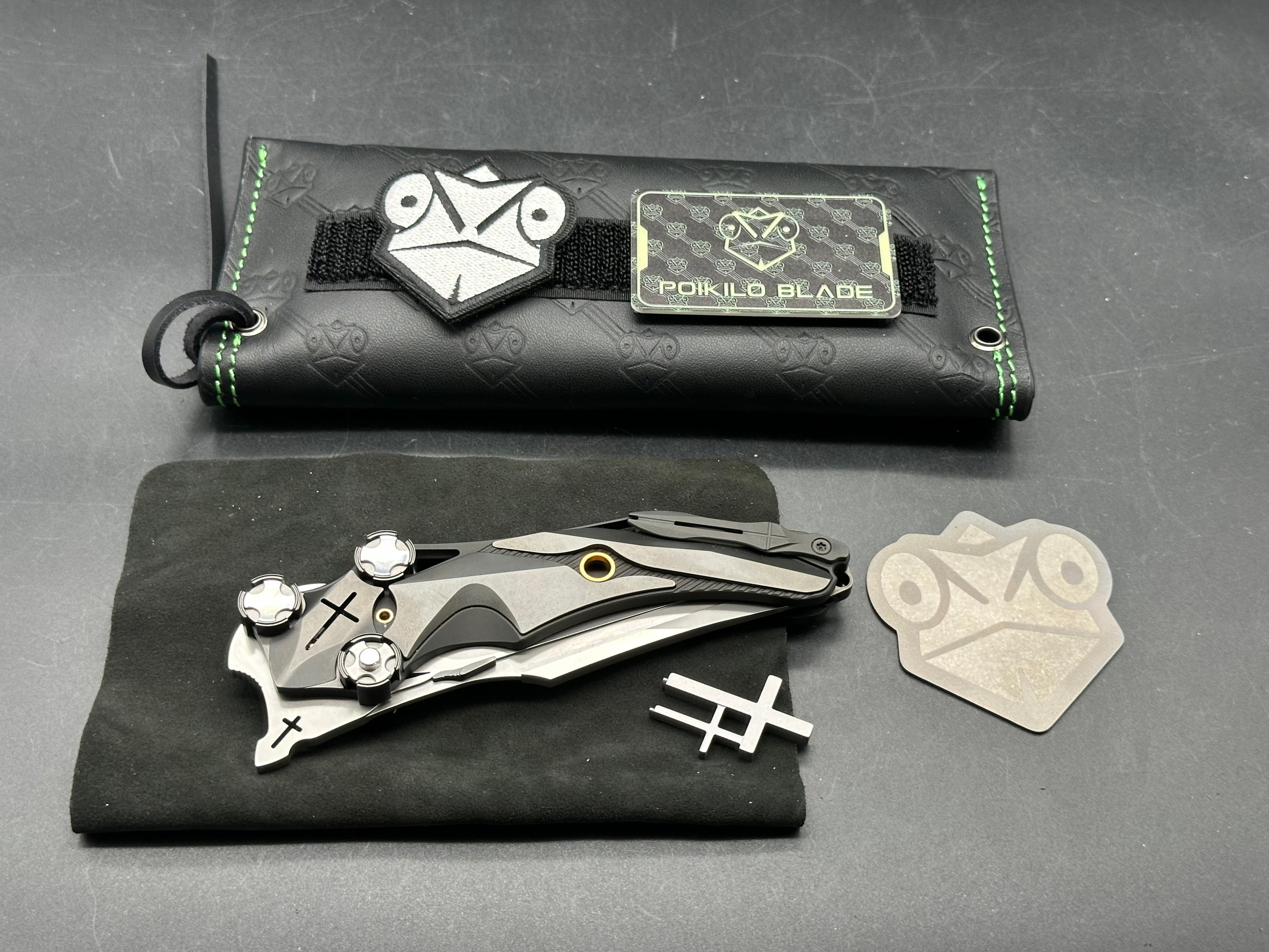 POIKILO / MUNDUS KNIFE BLACK TITANIUM HANDLE M398 PLAIN EDGE PEARLESCENT STONEWASH FINISH MUNDUS-PENITENTIA - S1