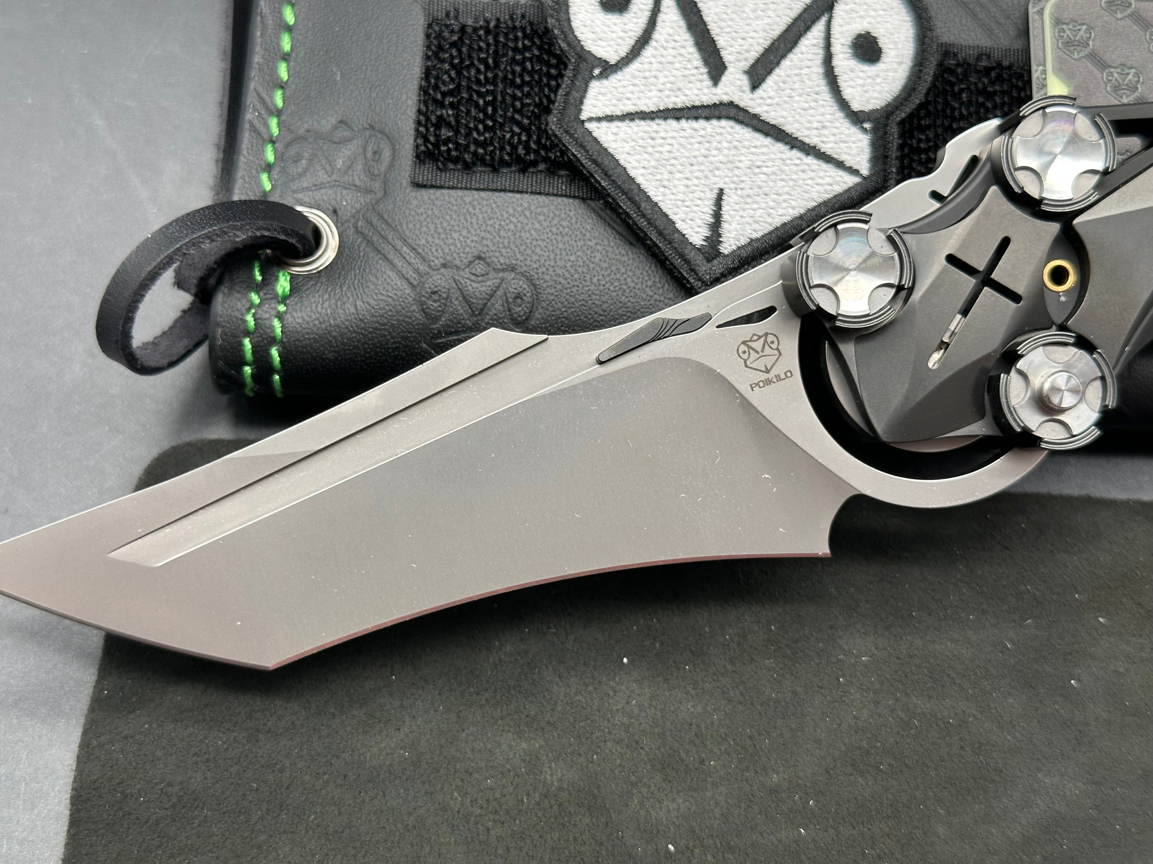 POIKILO / MUNDUS KNIFE BLACK TITANIUM HANDLE M398 PLAIN EDGE PEARLESCENT STONEWASH FINISH MUNDUS-PENITENTIA - S1