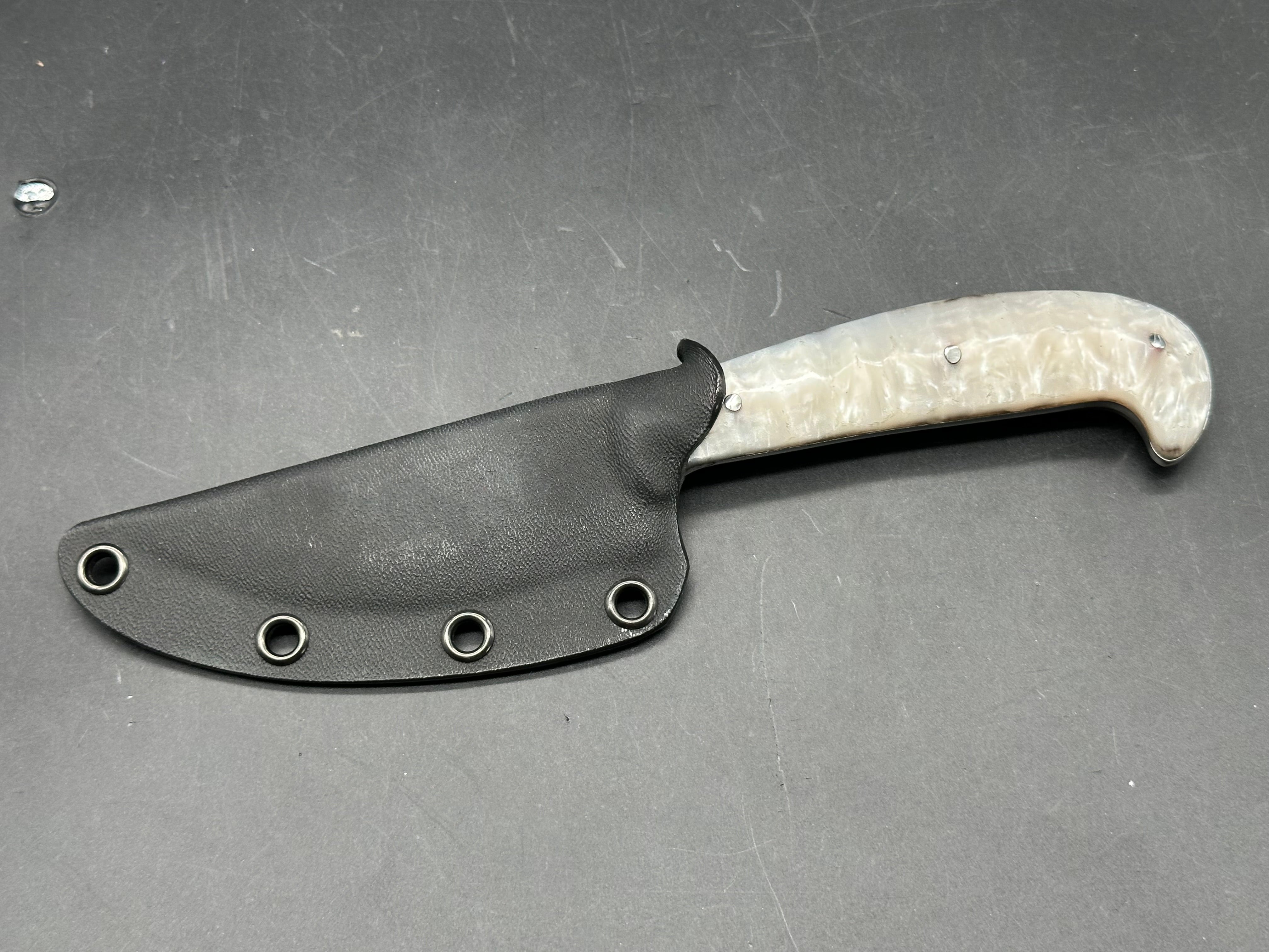 Rib Splitter Knifeworks - Pearl Trader's fixed blade