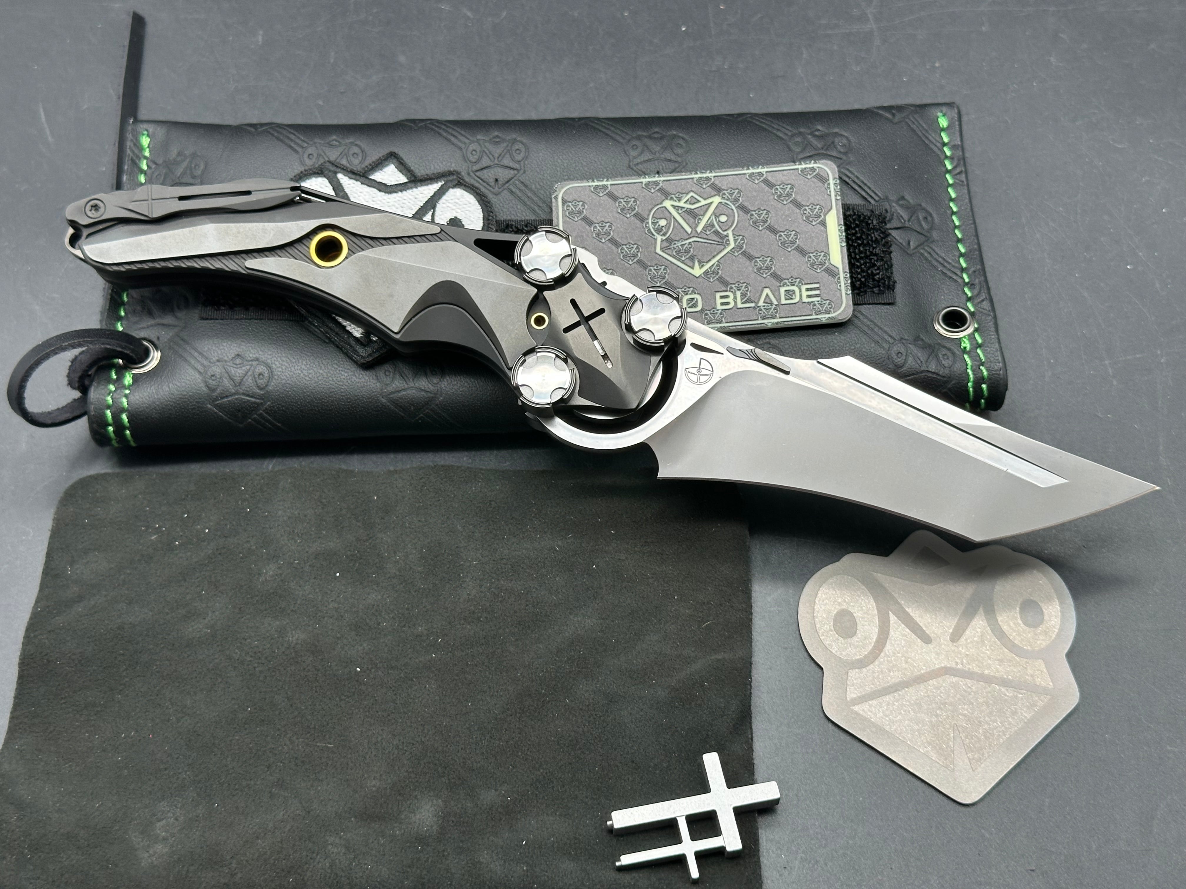 POIKILO / MUNDUS KNIFE BLACK TITANIUM HANDLE M398 PLAIN EDGE PEARLESCENT STONEWASH FINISH MUNDUS-PENITENTIA - S1
