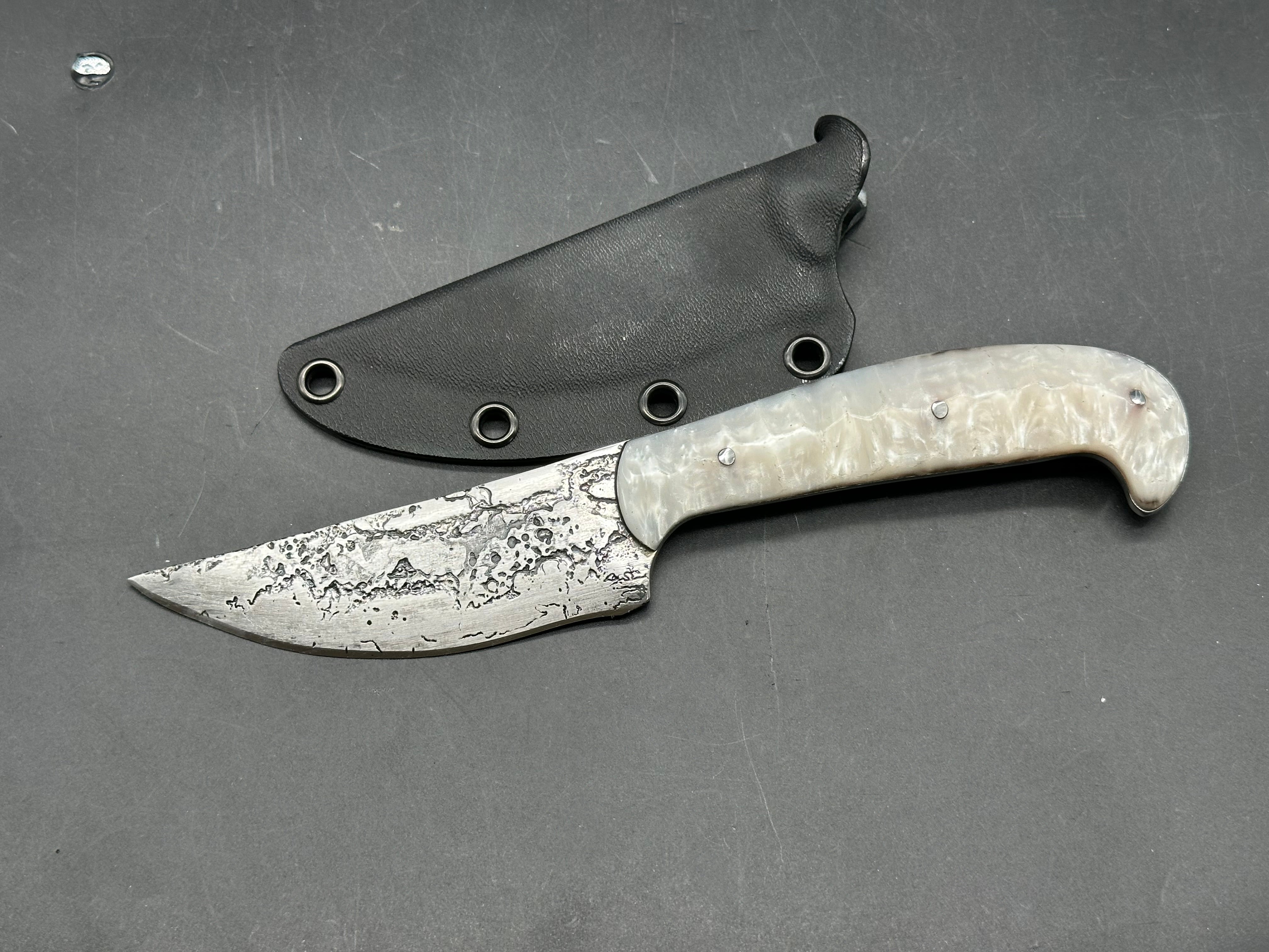 Rib Splitter Knifeworks - Pearl Trader's fixed blade