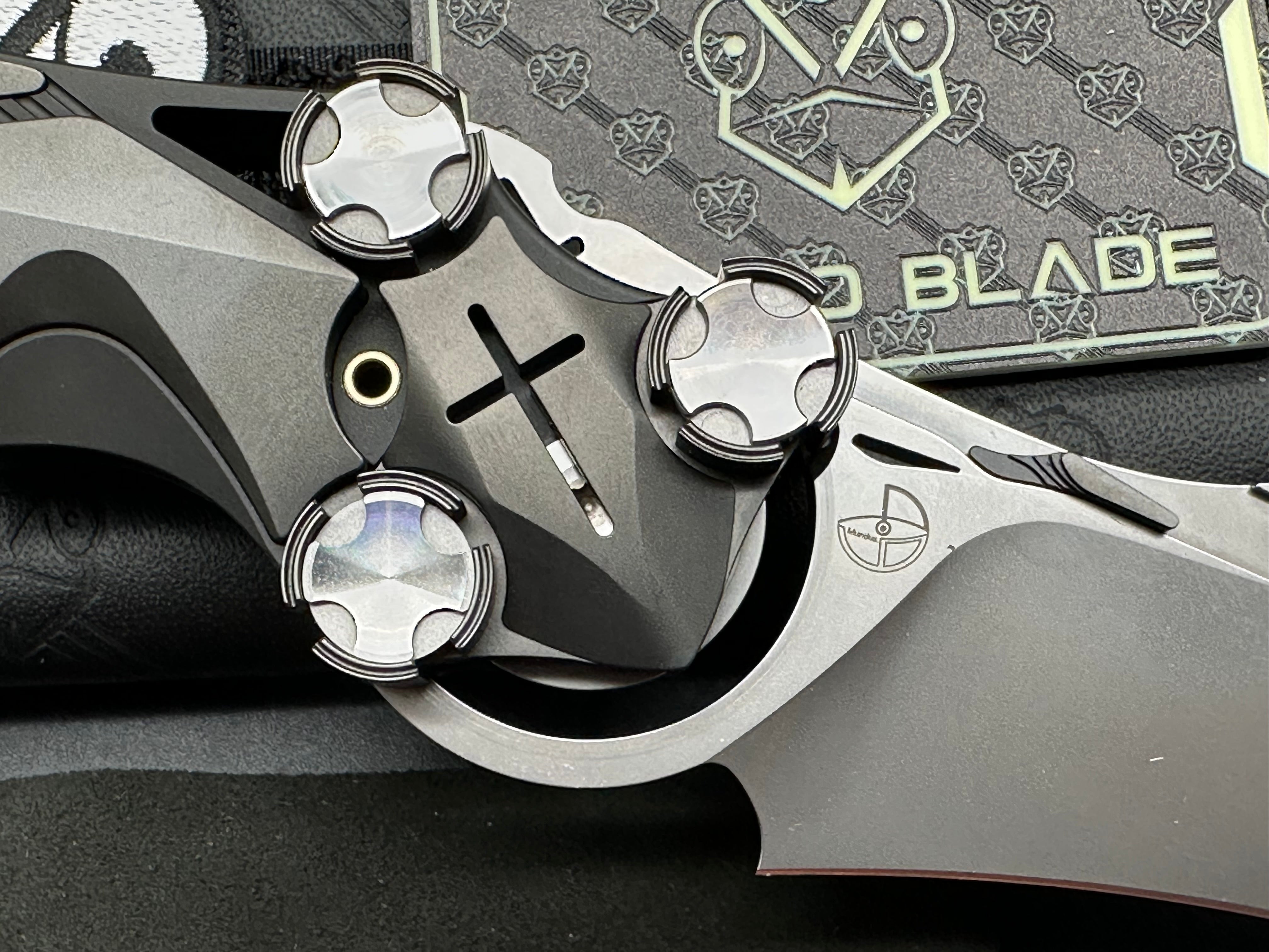 POIKILO / MUNDUS KNIFE BLACK TITANIUM HANDLE M398 PLAIN EDGE PEARLESCENT STONEWASH FINISH MUNDUS-PENITENTIA - S1