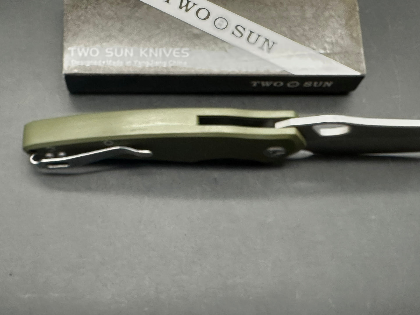 TWOSUN FOLDING KNIFE OLIVE GREEN G10 HANDLE PLAIN EDGE