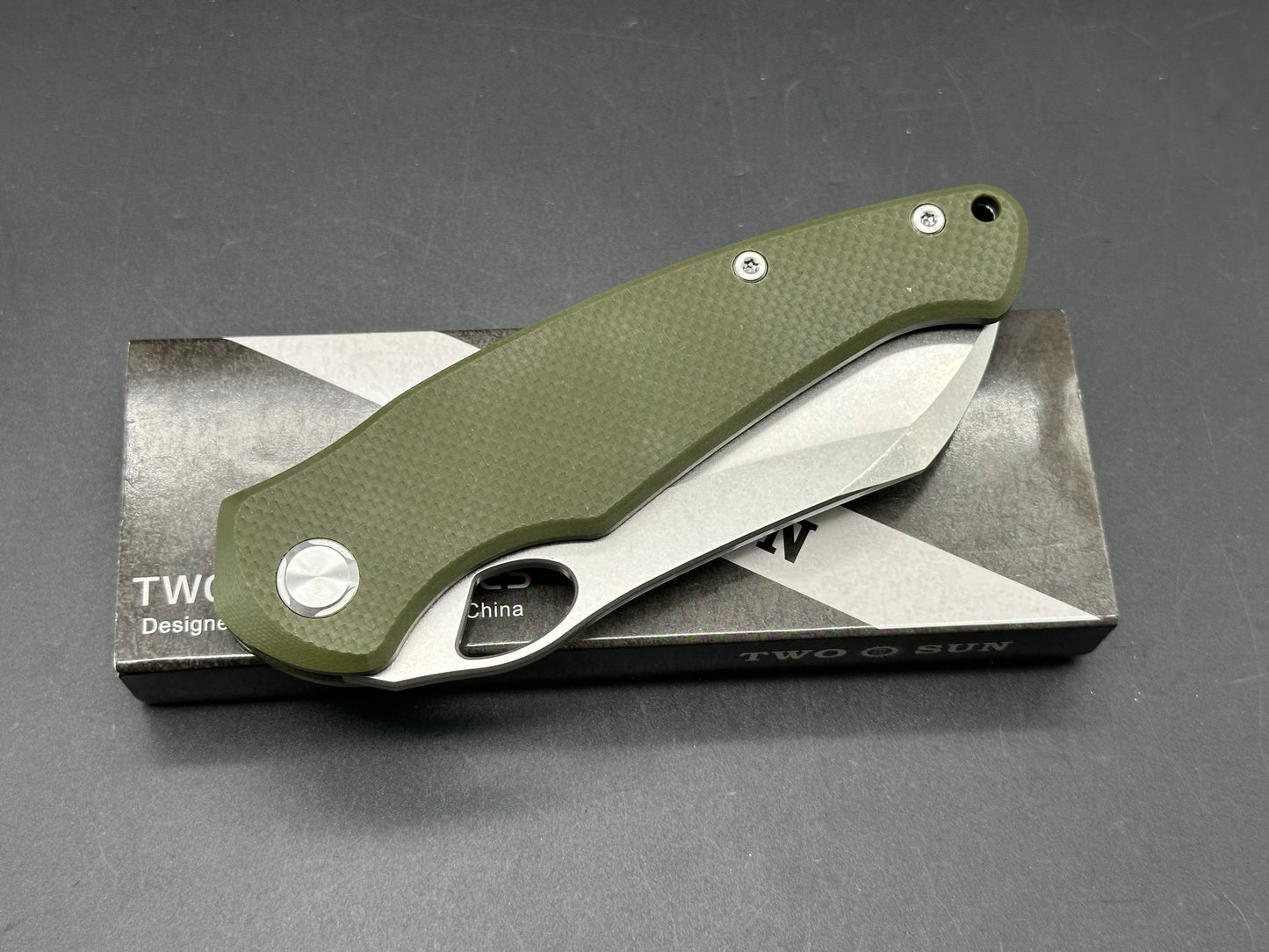 TWOSUN FOLDING KNIFE OLIVE GREEN G10 HANDLE PLAIN EDGE